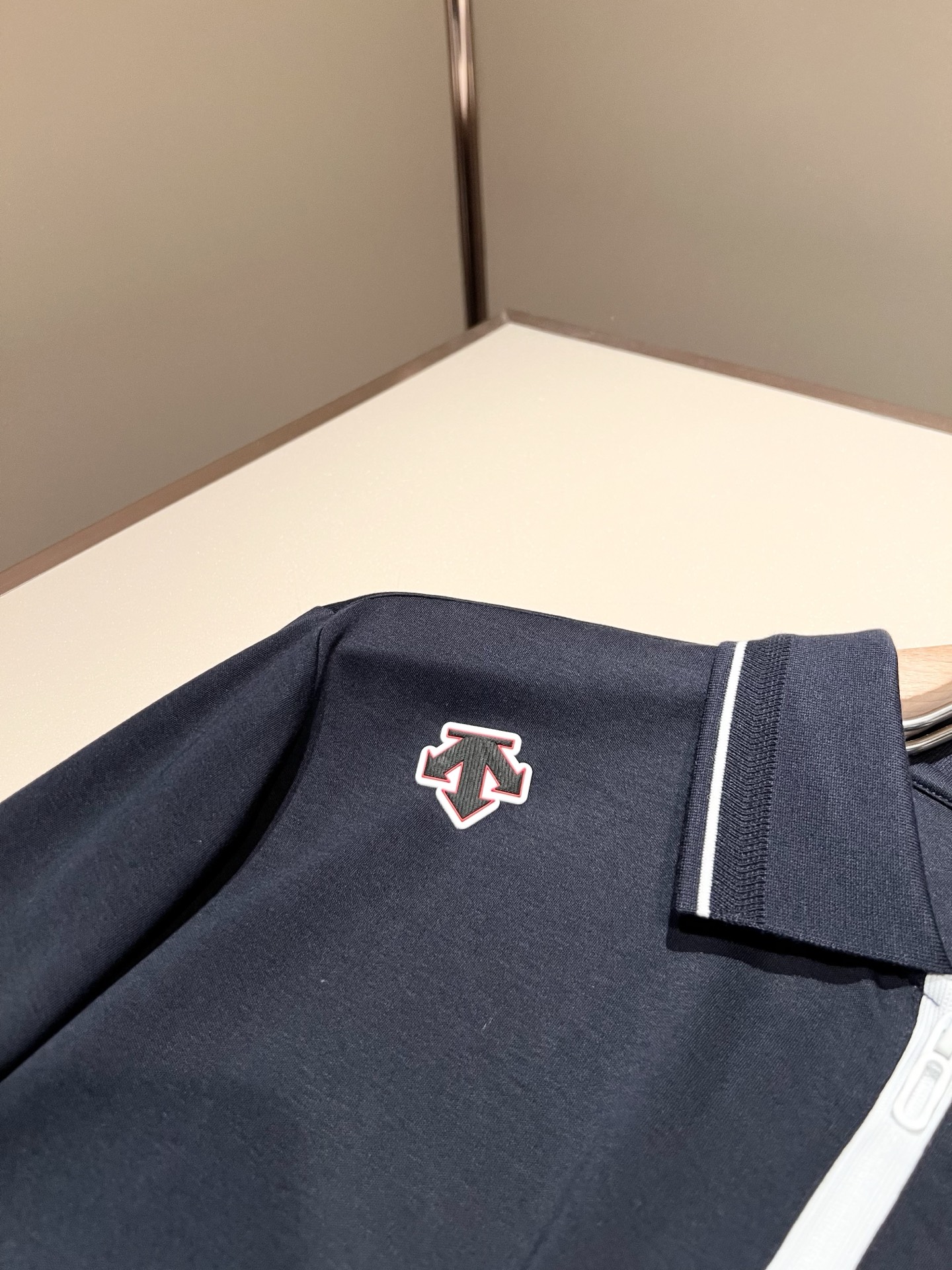 迪桑特DESCENTE，2025秋冬新款长袖Polo衫，自年荣耀至今的专业运动品牌。80余年来，始终坚持