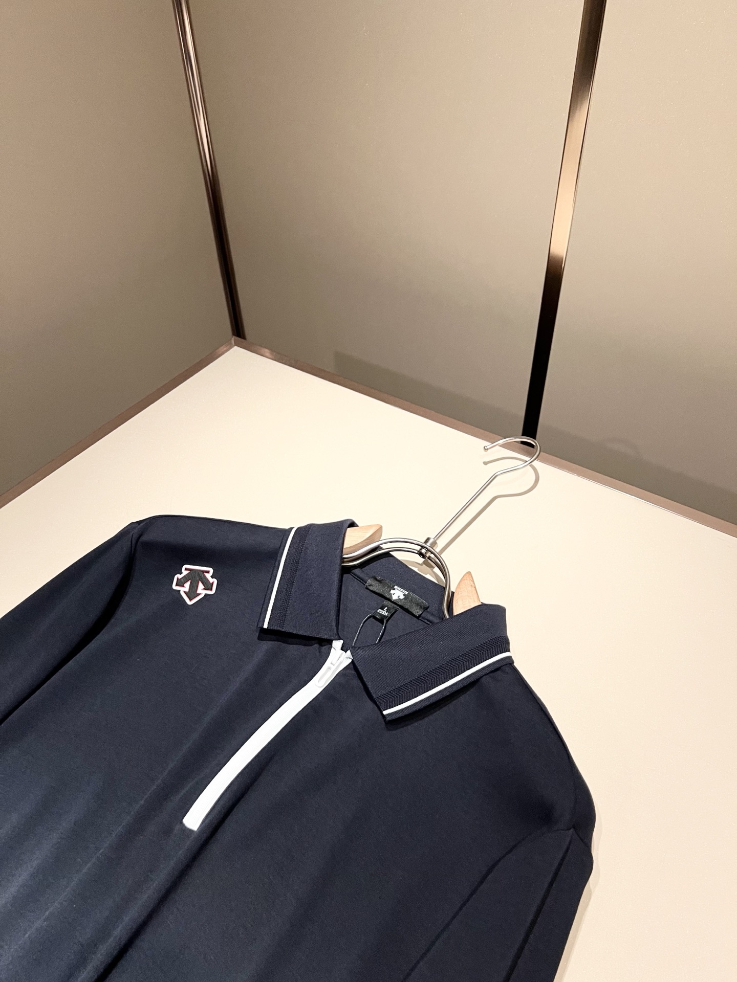 迪桑特DESCENTE，2025秋冬新款长袖Polo衫，自年荣耀至今的专业运动品牌。80余年来，始终坚持