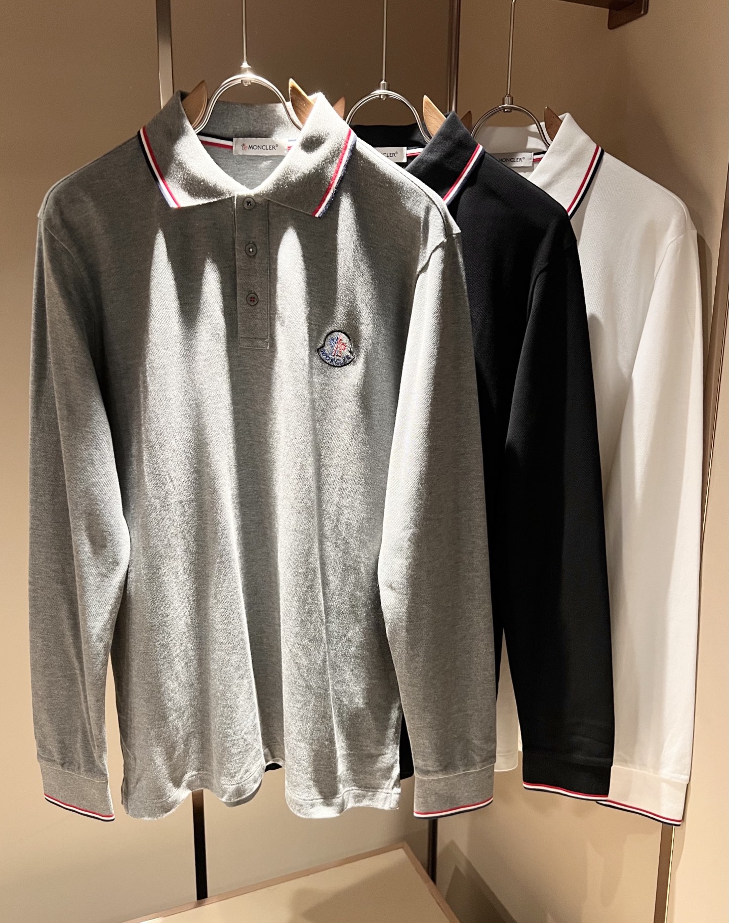 NO:608226,MON Meng**kou 2025 new autumn and winter new men's original short-sleeved POLO shirts, products from trading companies, are on sale simultaneously on the official website!  This type of basic item must appear every season. It is supplied with imported pique mesh cotton, which has both comfort and breathability. It has perfect overall visual value and is decorated with logo embroidery!  A highly wearable item!  Standard cut, comfortable stretch, unrestricted movement!  The design of the lapels not only meets the needs of simple style, but also has strong practicality and high-end atmosphere!  Universal and versatile. Sizes M-4XL, T-shirt, alexander wang19860909MON蒙**口2025秋冬新款男士原单男士短袖POLO衫,贸易公司货,官网同步发售！此类型的基础单品是每季必出现的,客供进口珠地网眼棉,舒适性与透气性兼备,整体视觉值满分,标志logo刺绣修饰！穿搭率极高的单品！版型剪裁标准,伸展舒适,运动无拘束！翻领的设计在满足简约的风格上的需求同时,实穿性强,高端大气上档次！ 万能百搭款.尺码M-4XL,,T-shirt,alexander wang,Men's clothing