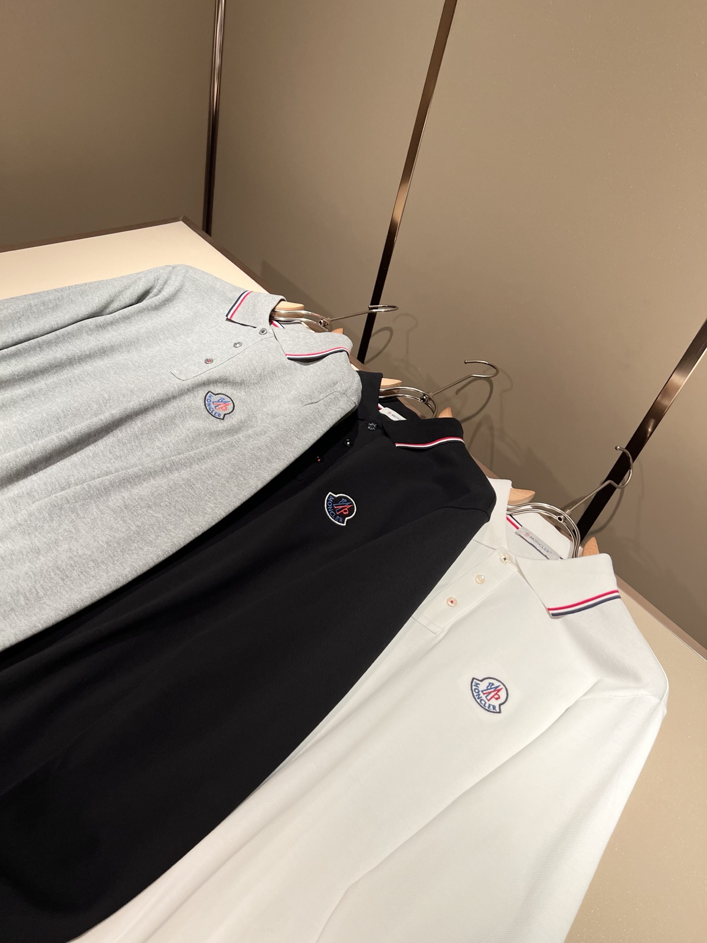 MON蒙**口2025秋冬新款男士原单男士短袖POLO衫，贸易公司货，官网同步发售！此类型的基础单品是每