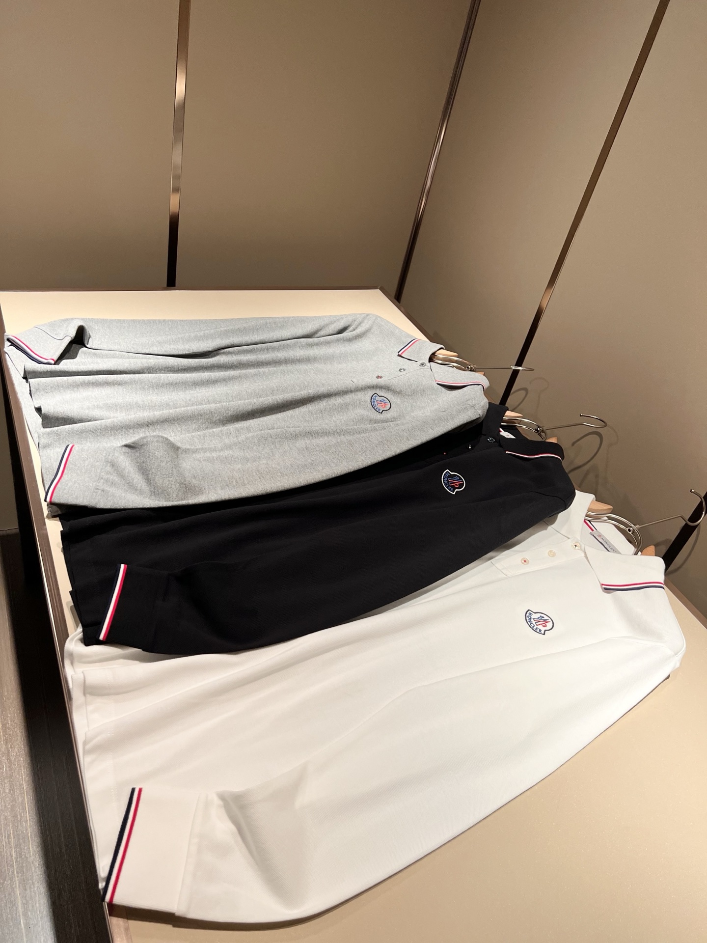 MON蒙**口2025秋冬新款男士原单男士短袖POLO衫，贸易公司货，官网同步发售！此类型的基础单品是每