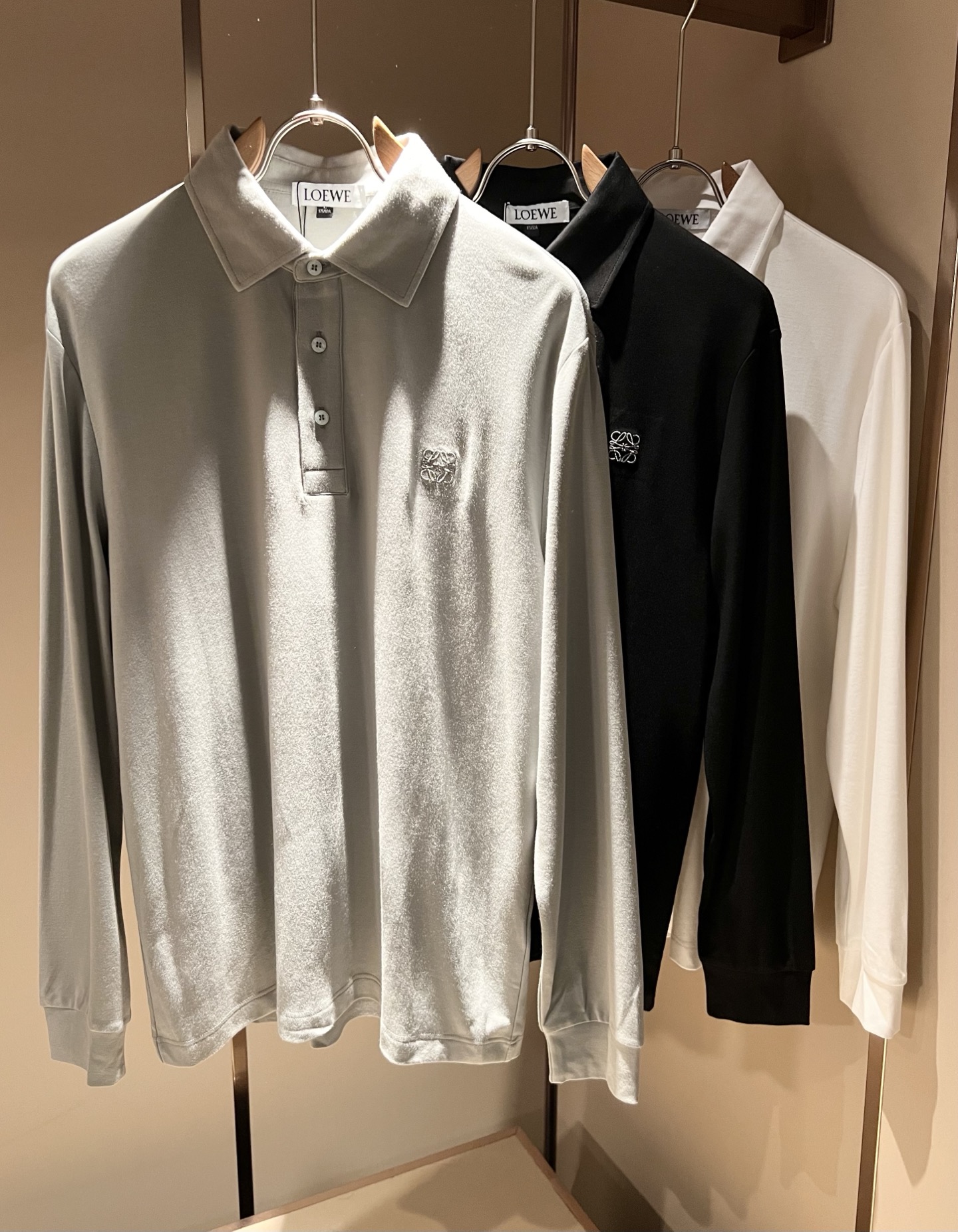 NO:608248,LO*WE/罗*伟 2025 autumn and winter men's lapel long-sleeved POLO shirt, available from trading company channels, 2025 autumn and winter latest products, sold simultaneously in official counters, classic star-level items!  LO*WE's leather goods have the highest say in the entire fashion circle. The brand value is very influential and has a century-old historical and cultural heritage. It is a brand used by the royal family and nobles. Its exquisite craftsmanship and design have subverted modern aesthetics!  The overall design is in line with the aesthetic design of the LOE family, using classic brand elements, perfectly inheriting the essence and genes of the LOE family, and injecting the brand logo embroidery design!  The vision is quite exquisite and beautiful, highlighting the brand characteristics, highly recognizable and very fashionable. The overall design interprets minimalism to the extreme, simple and elegant!  High-end materials are imported from Egypt, and high-end high-quality cotton is selected and woven and dyed in a century-old Italian workshop. It is an extremely luxurious and special material. The fabric properties are all of the highest quality. The mesh structure is delicate and natural, with perfect combination of comfort and breathability. The tactile experience is self-evident, and the ultimate luxury enjoyment!  The appearance is perfect, the details are exquisite, the fashionable zipper placket, and the small lapel design not only reduce the age but also highlight the fashionable temperament. The upper body is full of temperament, the color matching is quite in line with the needs of the season, the control is very high, regardless of age, and the style is excellent!  Size M-4XL,,loewe,alexander wang19860909LO*WE/罗*威2025秋冬男士翻领长袖POLO衫,贸易公司渠道货,2025秋冬最新品,官柜同步售卖,经典明星级单品！LO*WE家的皮具单品在整个时装圈最有极高的的发言权,品牌价值影响力颇高,有着百年历史文化底蕴,皇室御贵族御用品牌,其精湛的手工艺及设计感颠覆了现代审美！整体的设计符合LOE家美学设计,运用了经典的品牌元素,完美沿袭了LOE家的精髓与基因,注入品牌logo标识刺绣设计！视觉颇为精致美观,彰显了品牌特质,辨识度极高且极具时髦感,整体的设计将极简主义阐释到极致,简约而大方！客供埃及进口高级物料,甄选高端优质棉经过意大利百年工坊定织定染而成,极为奢华特殊的材质,面料属性皆为上乘,网眼结构细腻自然,舒适性与透气性完美兼备,触感体验不言而喻,奢华极致享受！品相完美如斯,细节处处精致考究,时尚拉链开合门襟,搭配小翻领设计,即减龄又凸显了时髦气质感,上身满满的气质感,配色相当符合搭配季节需求,驾驭度混搭性极高,无关年龄界定,造型感极佳的一款单品！尺码M-4XL,,loewe,alexander wang,Men's clothing