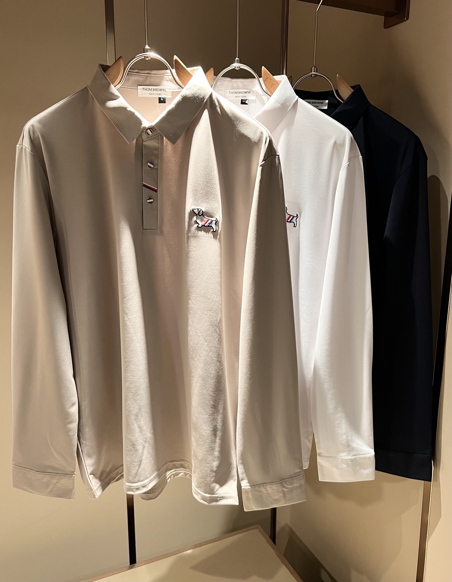 NO:610465,ThomBrow*e Tom*lang ~2025 autumn and winter new products!  Available simultaneously on the official website, casual classic Polo shirts, unique design charm, very high-end, simple but not simple, a new model of ready-to-wear!  The fabric is made of unique elastic spandex fabric, which feels smooth and soft, has texture, and has a strong vertical feel. The upper body is smooth and not tight, and it will not cause a stuffy feeling caused by direct ultraviolet rays. The logo pattern is embroidered on the chest!  The style is harmonious and unified, with the ultimate level of craftsmanship. The side has a very unique tailoring design style, which is very tasteful, exquisite and delicate, easy to wear and comfortable, showing sports vitality and exquisite details. The classic and perfect version design shows fashionable vitality in daily leisure life. It enhances men's charming style and becomes a high-end model. Sizes M-4XL,, alexander wang19860909ThomBrow*e汤姆*朗 ~2025秋冬新品！官网同步有售,休闲经典Polo衫,独特设计魅力,非常高端,简约不简单,成衣新典范！面料精选独特弹力氨纶面料,手感光滑柔软,有质感,有很强的垂直感,上身爽滑不紧绷,紫外线直射造成的闷热感,胸前设计标识图案logo刺绣设计！风格和谐统一,极致工艺水平.侧面非常独特裁剪设计风格,非常有味道,精致细腻,好穿舒适,展现运动活力,细节考究.经典完美版型设计,日常休闲生活中展现时尚活力.提升男士魅力格调,成就高端典范.尺码M-4XL,,alexander wang,Men's clothing