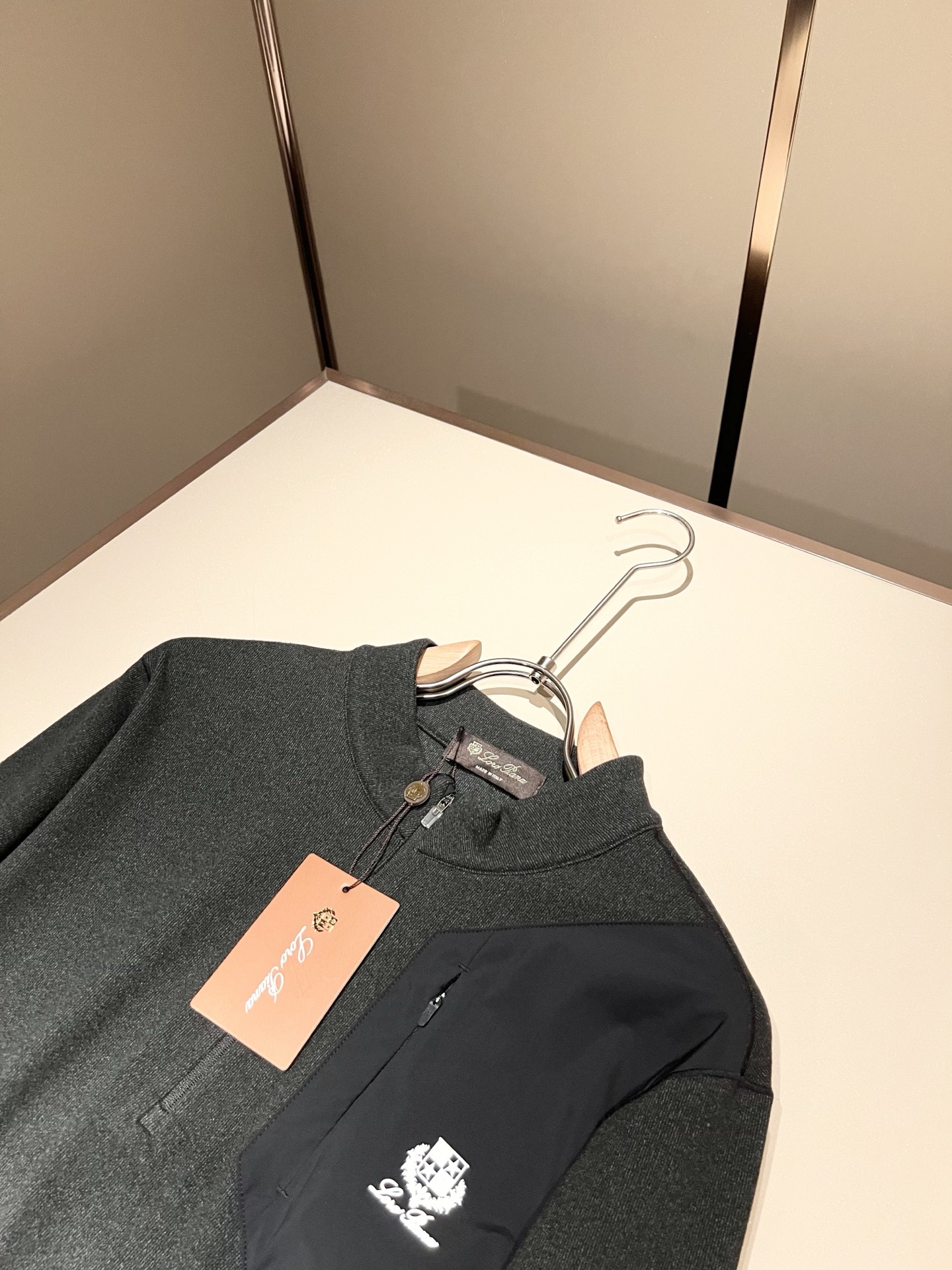 Loro Piana诺悠翩雅 2025秋冬男士最新的贸易订单打底衫，全品相！！后幅采用logo图案压胶设