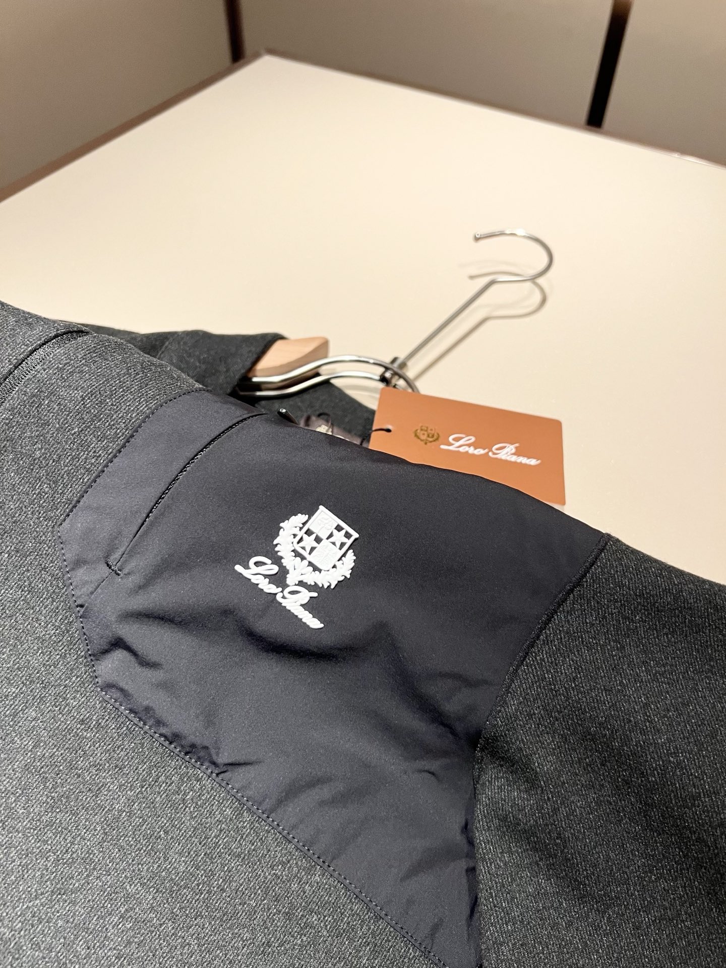 Loro Piana诺悠翩雅 2025秋冬男士最新的贸易订单打底衫，全品相！！后幅采用logo图案压胶设