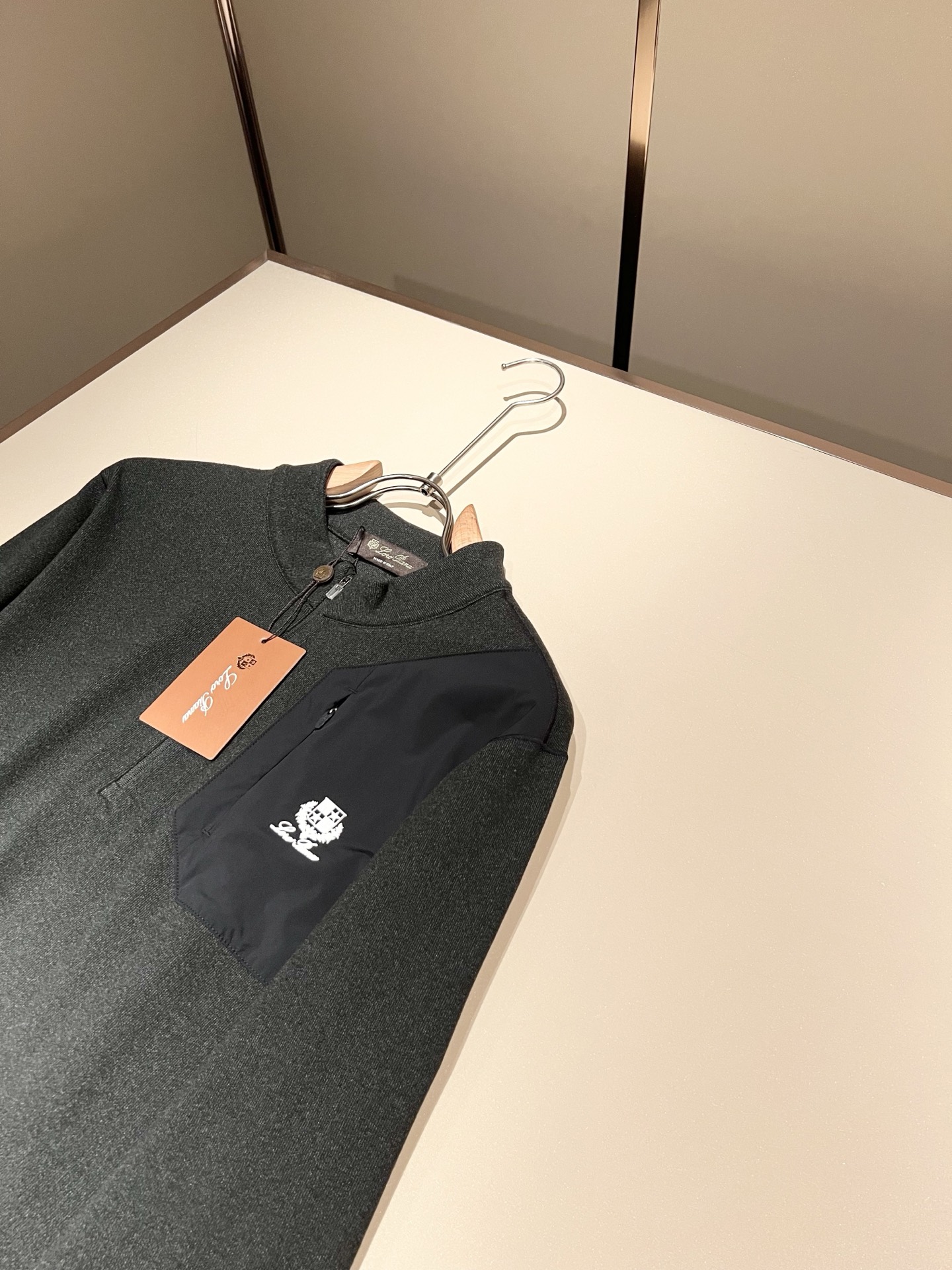 Loro Piana诺悠翩雅 2025秋冬男士最新的贸易订单打底衫，全品相！！后幅采用logo图案压胶设