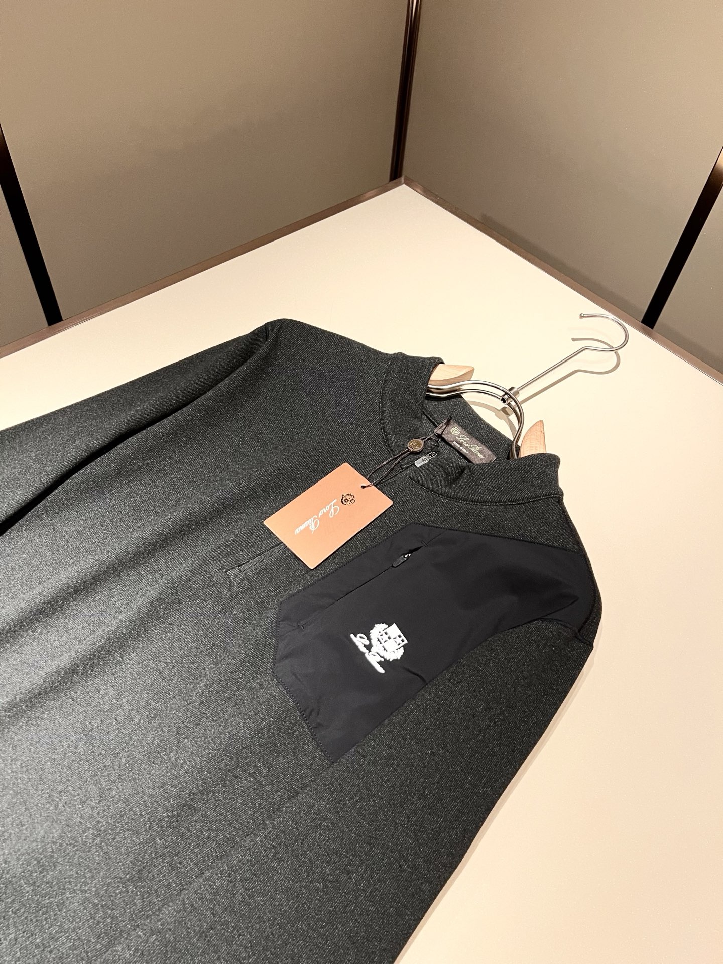 Loro Piana诺悠翩雅 2025秋冬男士最新的贸易订单打底衫，全品相！！后幅采用logo图案压胶设