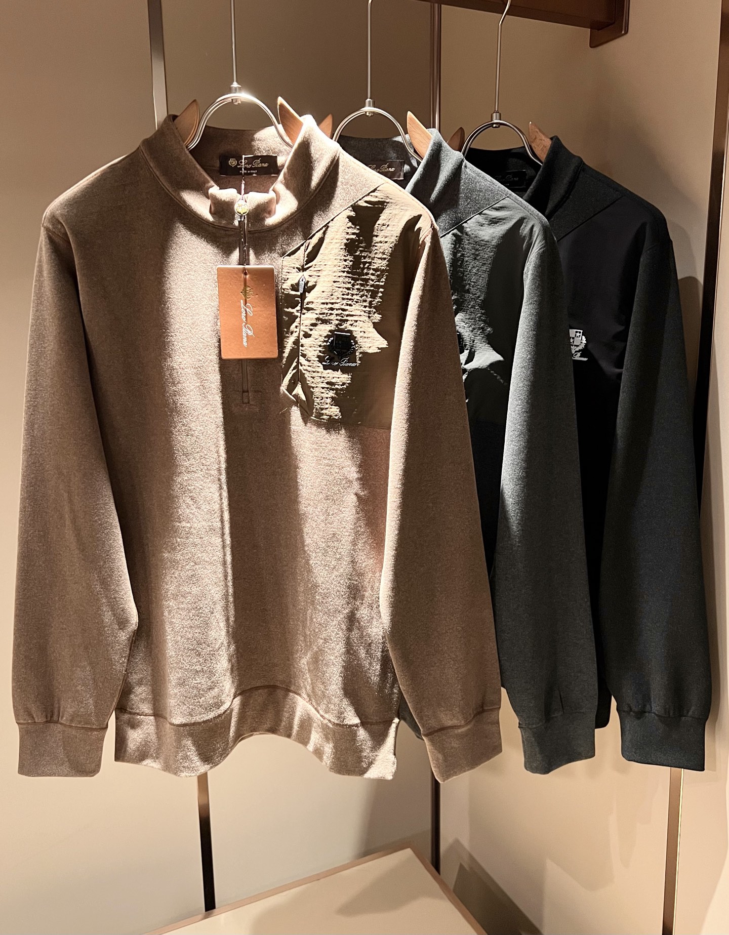 Loro Piana诺悠翩雅 2025秋冬男士最新的贸易订单打底衫，全品相！！后幅采用logo图案压胶设