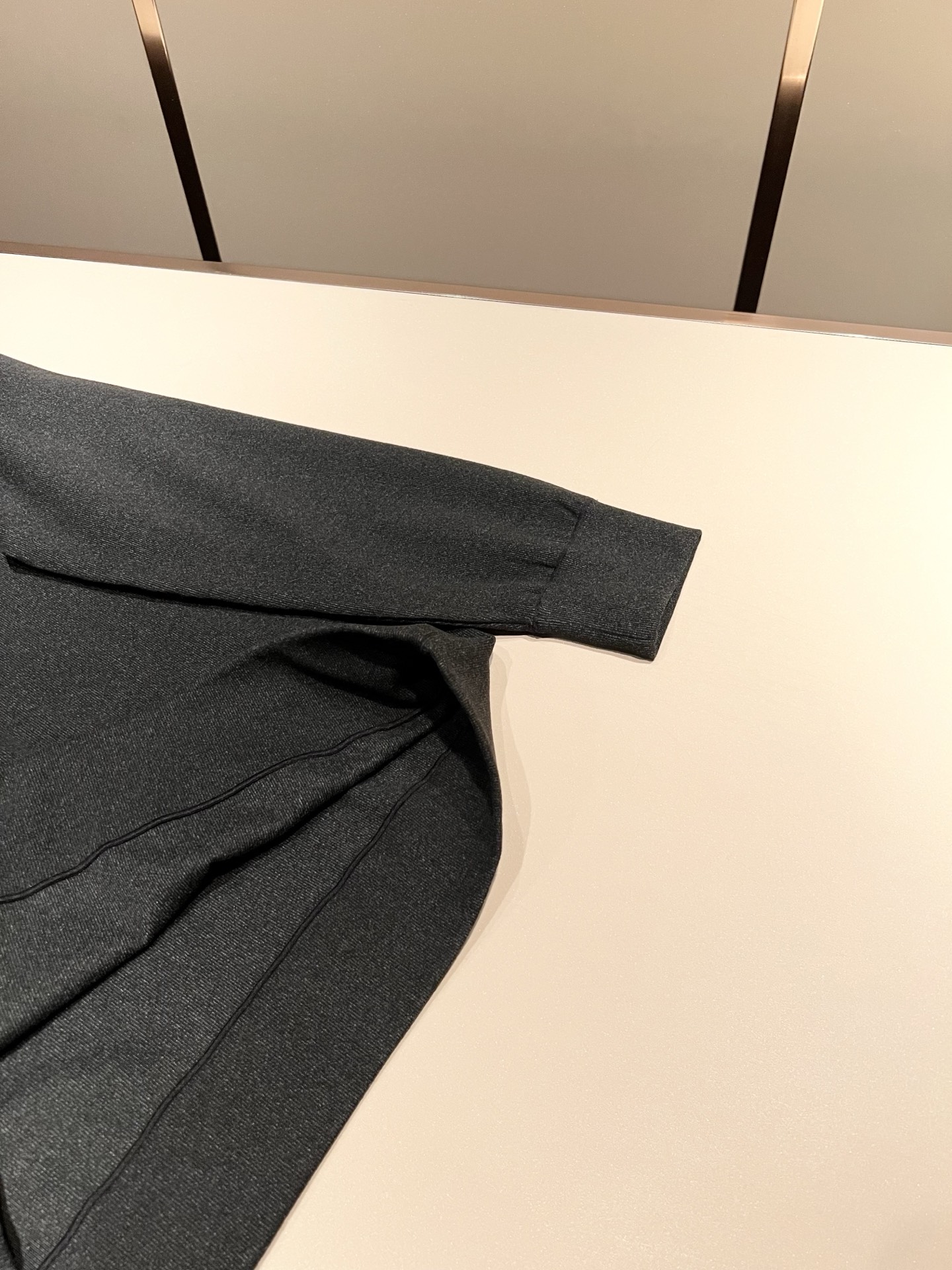 Loro Piana诺悠翩雅 2025秋冬男士最新的贸易订单打底衫，全品相！！后幅采用logo图案压胶设