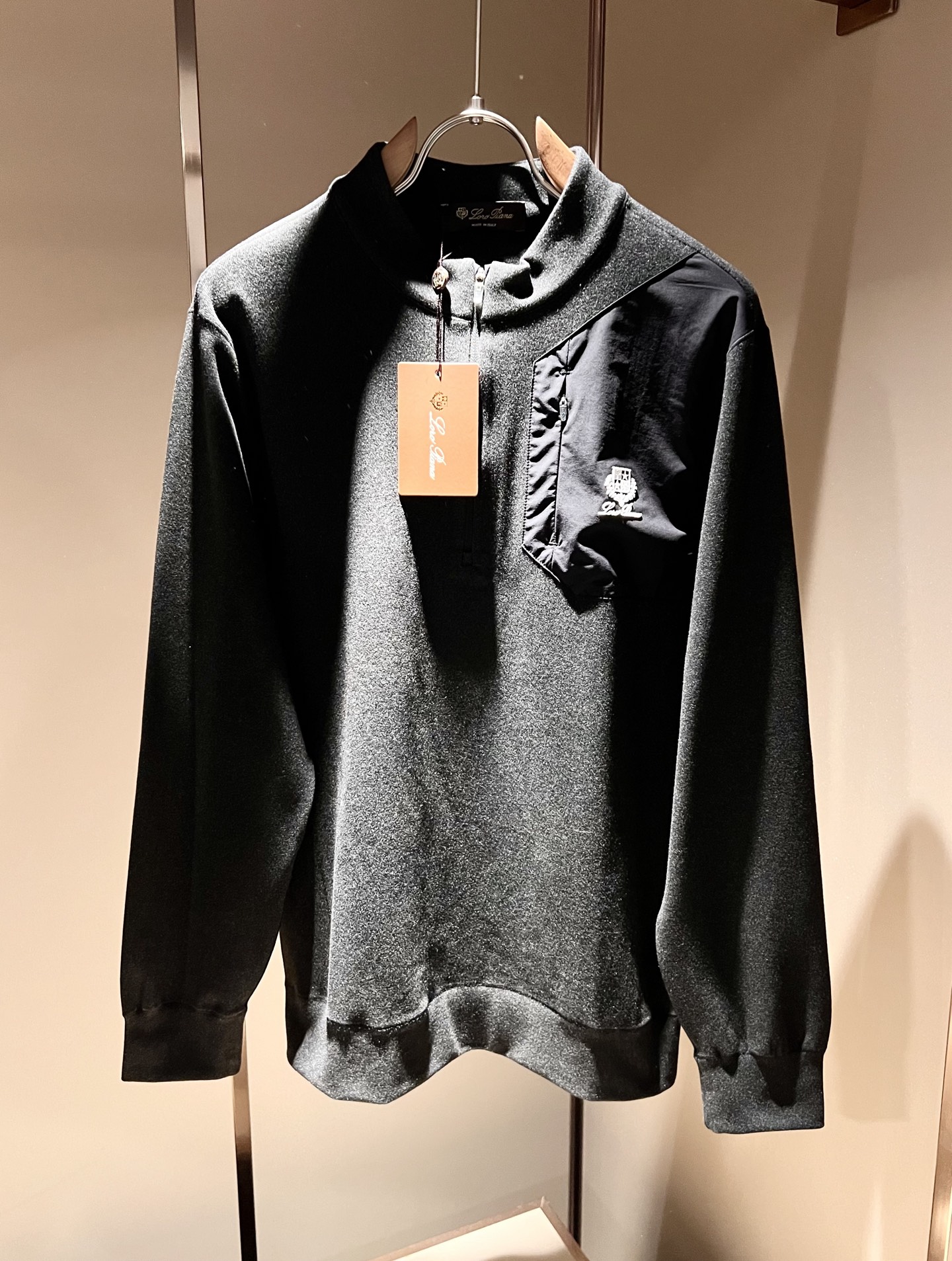 Loro Piana诺悠翩雅 2025秋冬男士最新的贸易订单打底衫，全品相！！后幅采用logo图案压胶设