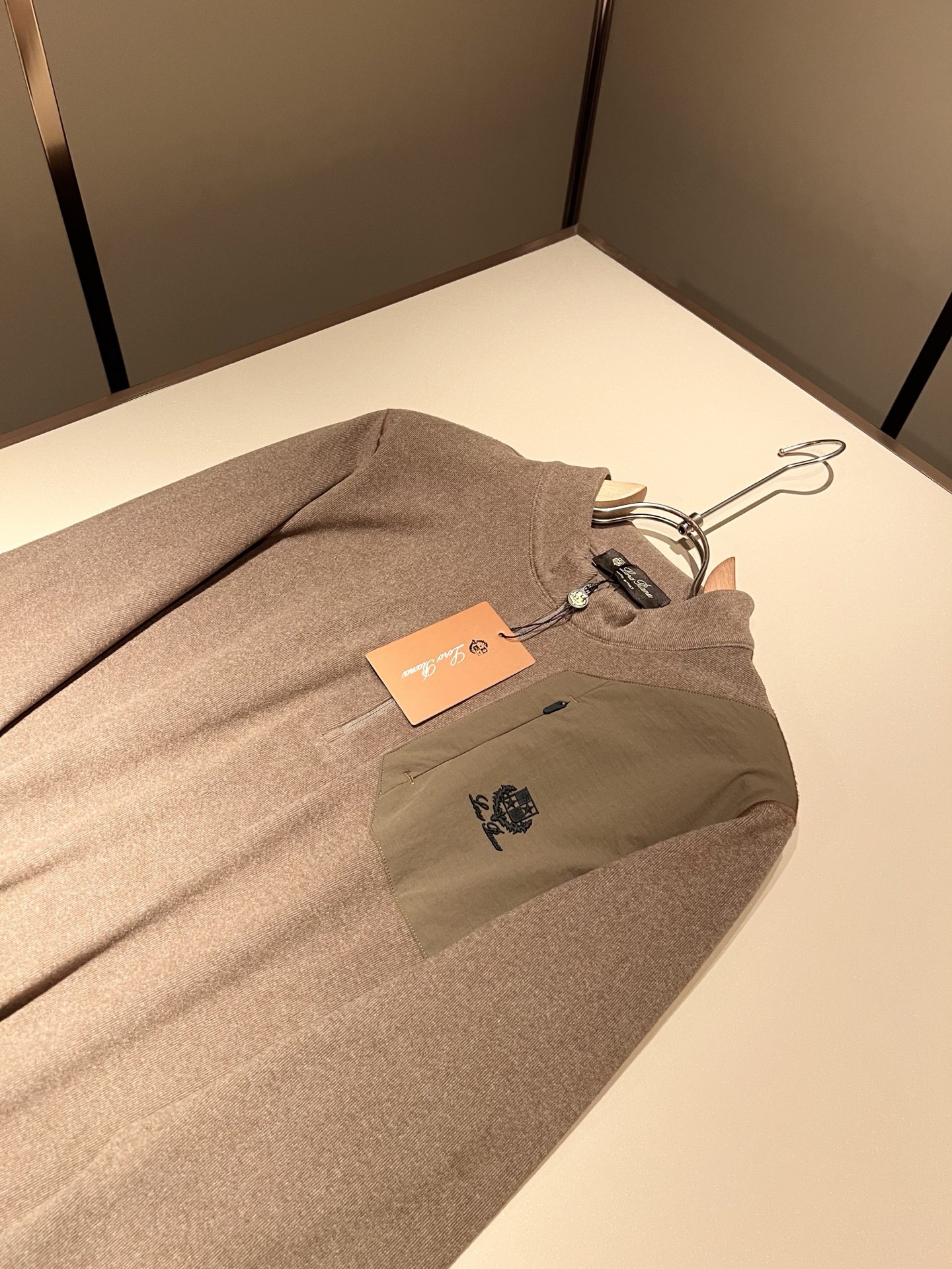 Loro Piana诺悠翩雅 2025秋冬男士最新的贸易订单打底衫，全品相！！后幅采用logo图案压胶设