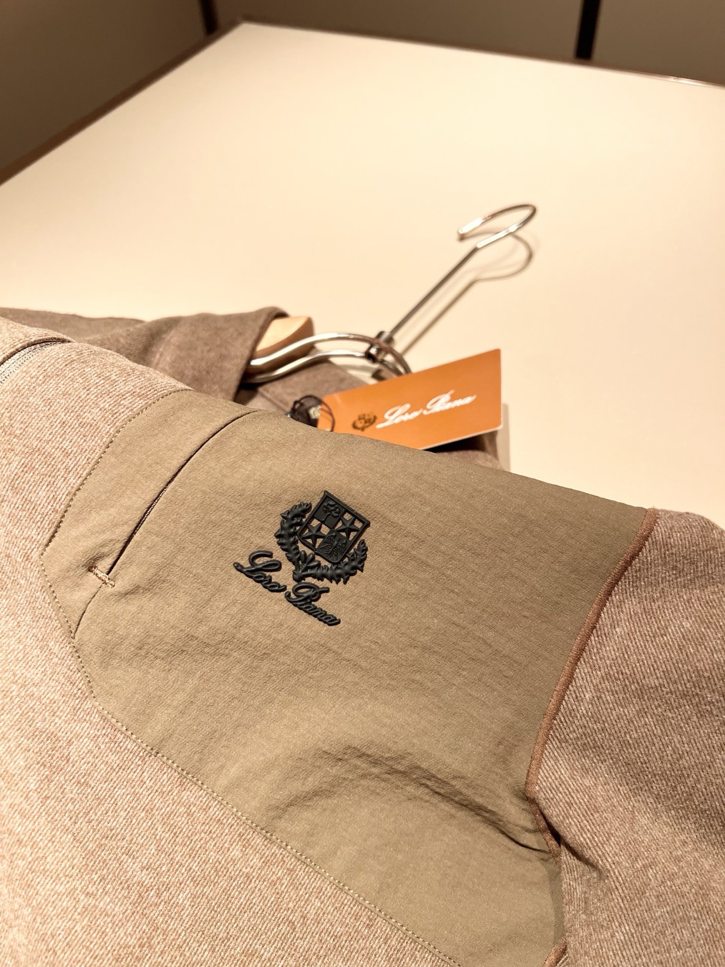 Loro Piana诺悠翩雅 2025秋冬男士最新的贸易订单打底衫，全品相！！后幅采用logo图案压胶设