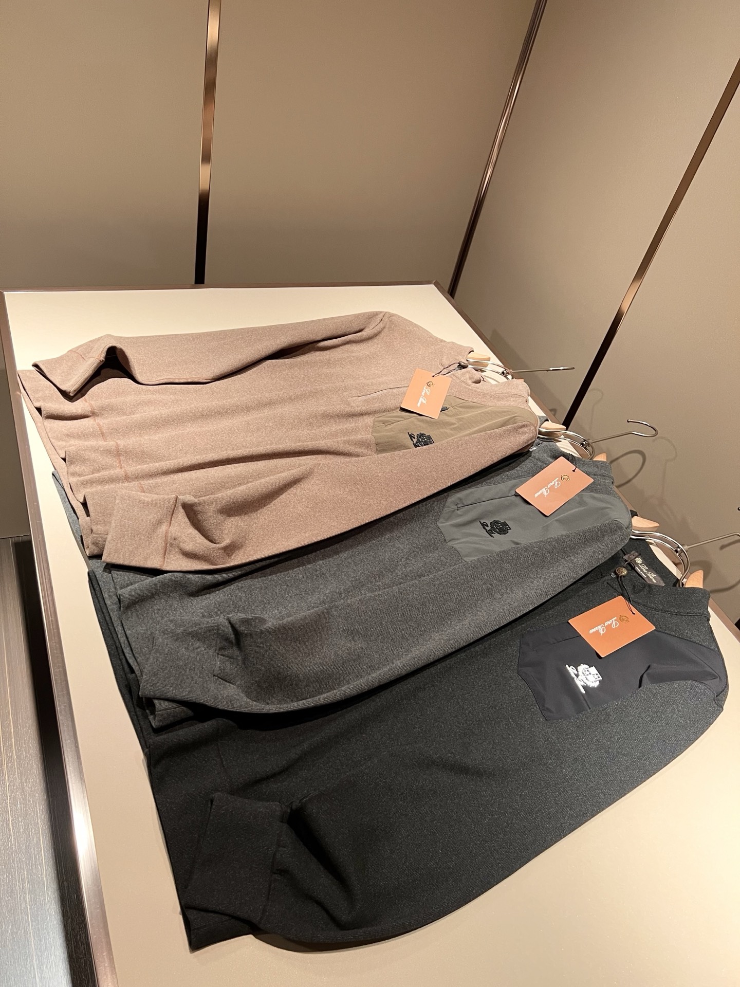 Loro Piana诺悠翩雅 2025秋冬男士最新的贸易订单打底衫，全品相！！后幅采用logo图案压胶设