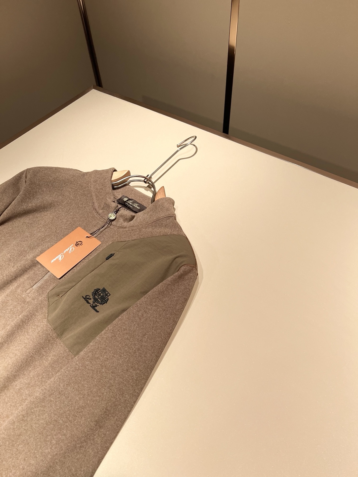 Loro Piana诺悠翩雅 2025秋冬男士最新的贸易订单打底衫，全品相！！后幅采用logo图案压胶设