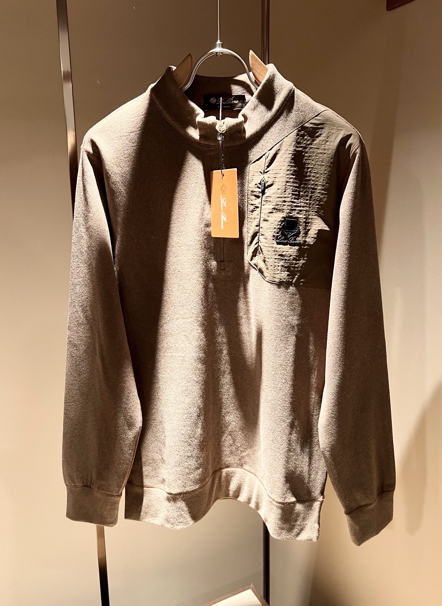 Loro Piana诺悠翩雅 2025秋冬男士最新的贸易订单打底衫，全品相！！后幅采用logo图案压胶设