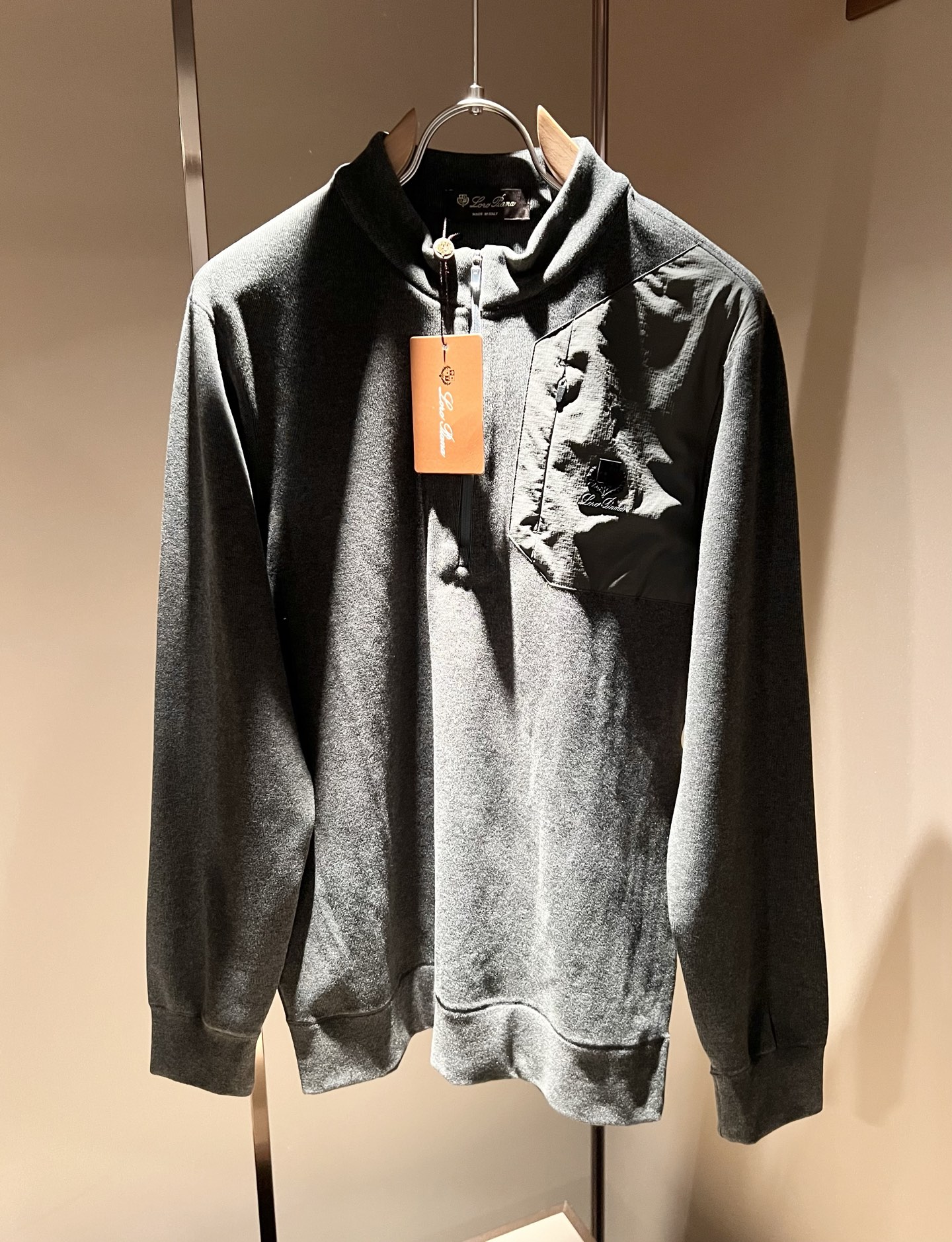 Loro Piana诺悠翩雅 2025秋冬男士最新的贸易订单打底衫，全品相！！后幅采用logo图案压胶设