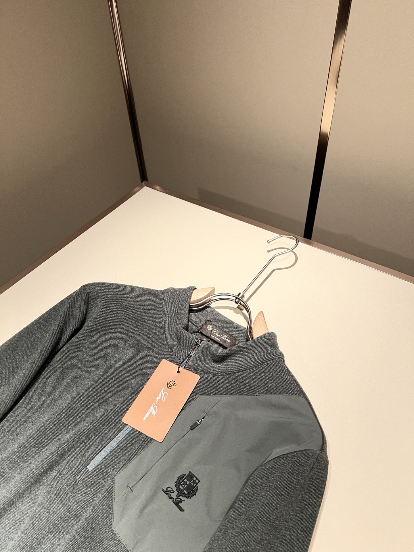 Loro Piana诺悠翩雅 2025秋冬男士最新的贸易订单打底衫，全品相！！后幅采用logo图案压胶设