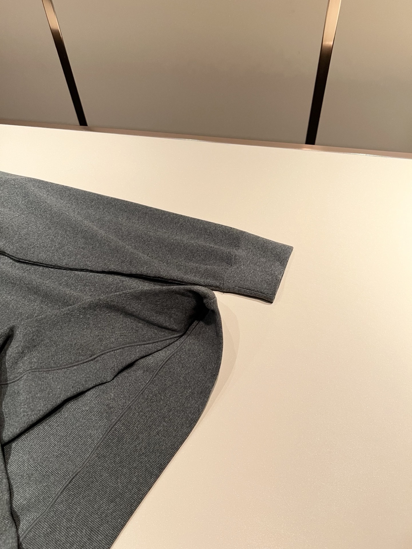 Loro Piana诺悠翩雅 2025秋冬男士最新的贸易订单打底衫，全品相！！后幅采用logo图案压胶设