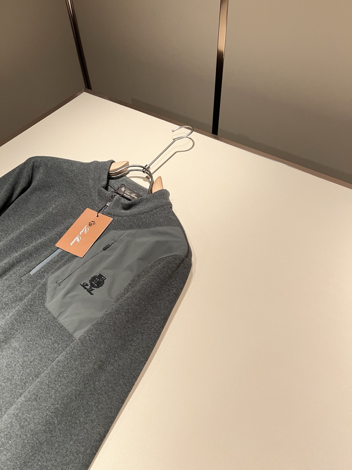 Loro Piana诺悠翩雅 2025秋冬男士最新的贸易订单打底衫，全品相！！后幅采用logo图案压胶设