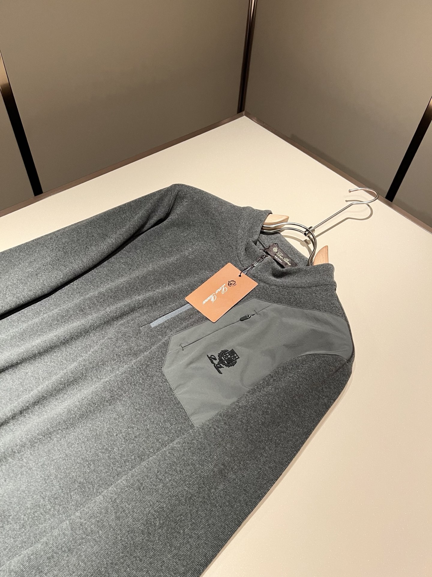 Loro Piana诺悠翩雅 2025秋冬男士最新的贸易订单打底衫，全品相！！后幅采用logo图案压胶设