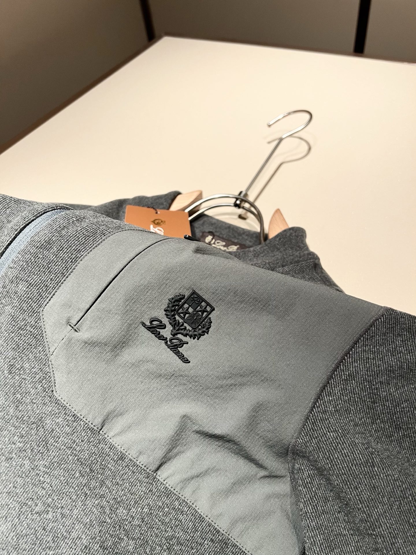 Loro Piana诺悠翩雅 2025秋冬男士最新的贸易订单打底衫，全品相！！后幅采用logo图案压胶设