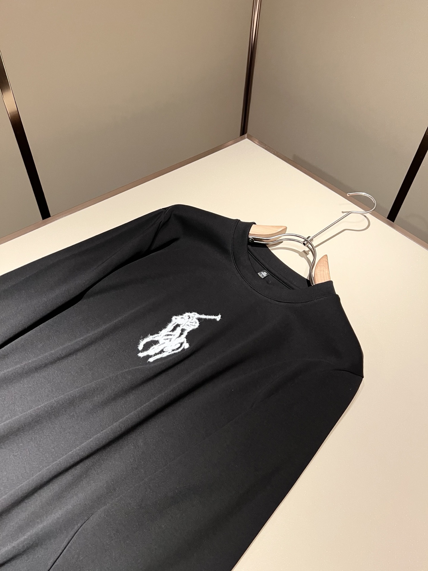 保罗POLOSPORT 2025秋冬新款男士长袖打底衫，简约纯色时尚款不乏有许多设计大咖们都对于纯色都有