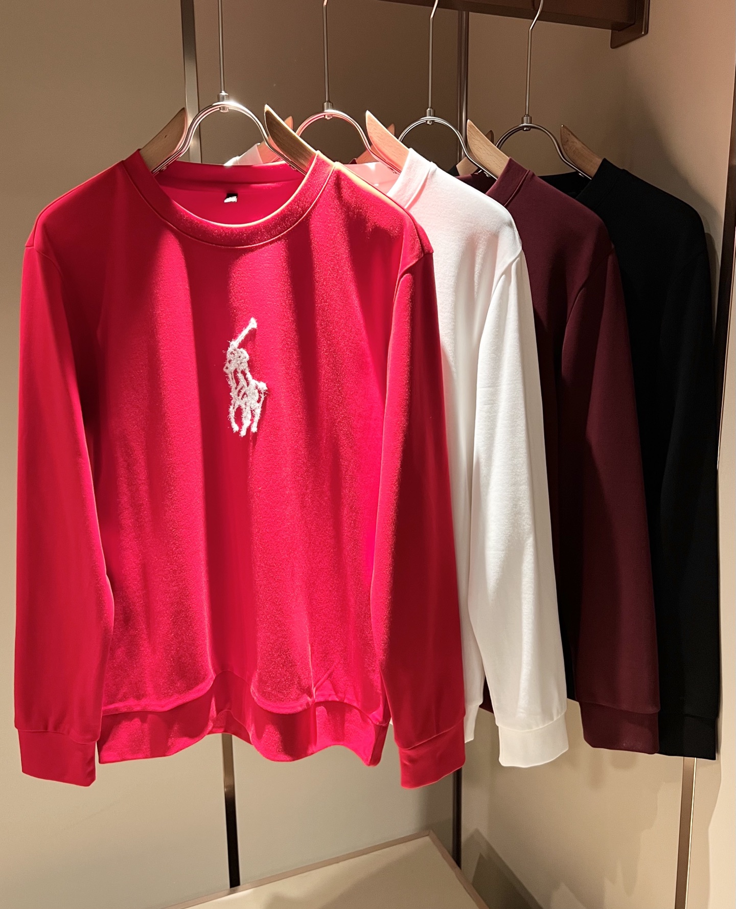 NO:608240,Paul POLOSPORT 2025 new autumn and winter men's long-sleeved bottoming shirt, simple solid color fashion, many design masters have an inseparable feeling for solid colors. This is a tribute to tradition, but also a nostalgia for the mood~ In fact, the nostalgia of the design also determines the tone of the work. The work I want to talk about today is a new work brought by~~ It can be said to be a style work that can be used for business or leisure. A simple iconic logo embroidery design on the chest!  The exquisite workmanship is worthy of careful consideration. It can be said that it is an extremely accurate setting of simple style. A simple and casual tone is very accurate. The imported pure cotton fabric is soft and comfortable. The workmanship is impeccable. It is not monotonous and looks more high-end. It originally exudes a fashionable temperament. Coupled with its soft and comfortable fabric, the wearing experience of the whole piece is taken to a higher level~ The control of style and tone is very accurate!  !  The first choice for shopping~~ Exclusive on the entire network, sizes M-4XL,, alexander wang19860909保罗POLOSPORT 2025秋冬新款男士长袖打底衫,简约纯色时尚款不乏有许多设计大咖们都对于纯色都有着难以割舍的情怀.这是一种对于传统的致敬,也是一种对于情调的怀旧~其实,设计的怀旧感很大部分也决定了作品的基调.今天要说的这件作品,就是由带来的新作~~可以说是一件可商务可休闲的风格作品.胸前简单标志性logo刺绣设计！精致的做工值得细品,可以说是一次极为准确的简洁风定调.一种简洁&休闲的基调已经十分准确了.进口纯棉面料,质地柔软舒适.做工无可挑剔.不单调的同时更显高端.本来散发的就是一种时尚的气质,再加上其柔软舒适的面料,整件作品的穿搭体验,更上一层楼~对于风格的把控以及基调的石锤,更是非常只准确！！剁手首选好吧~~全网独家,尺码M-4XL,,alexander wang,Men's clothing