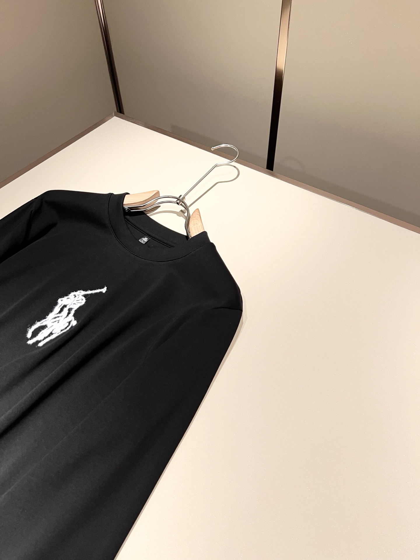 保罗POLOSPORT 2025秋冬新款男士长袖打底衫，简约纯色时尚款不乏有许多设计大咖们都对于纯色都有