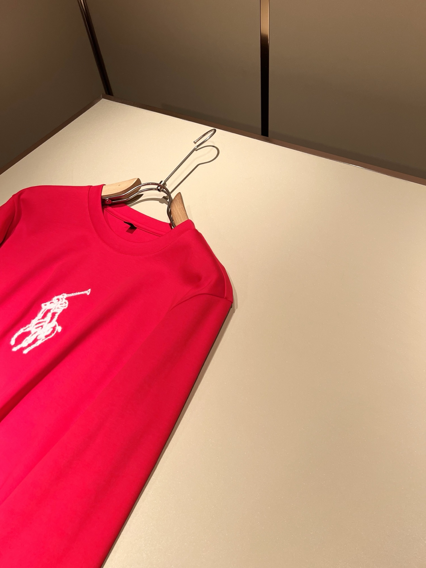 保罗POLOSPORT 2025秋冬新款男士长袖打底衫，简约纯色时尚款不乏有许多设计大咖们都对于纯色都有