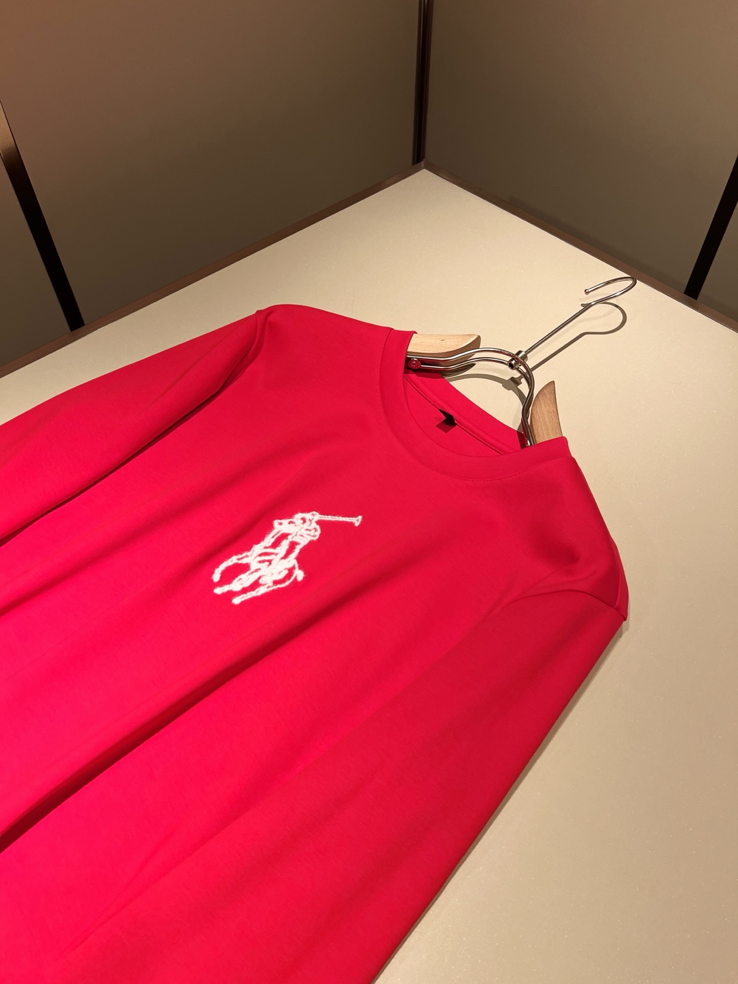 保罗POLOSPORT 2025秋冬新款男士长袖打底衫，简约纯色时尚款不乏有许多设计大咖们都对于纯色都有