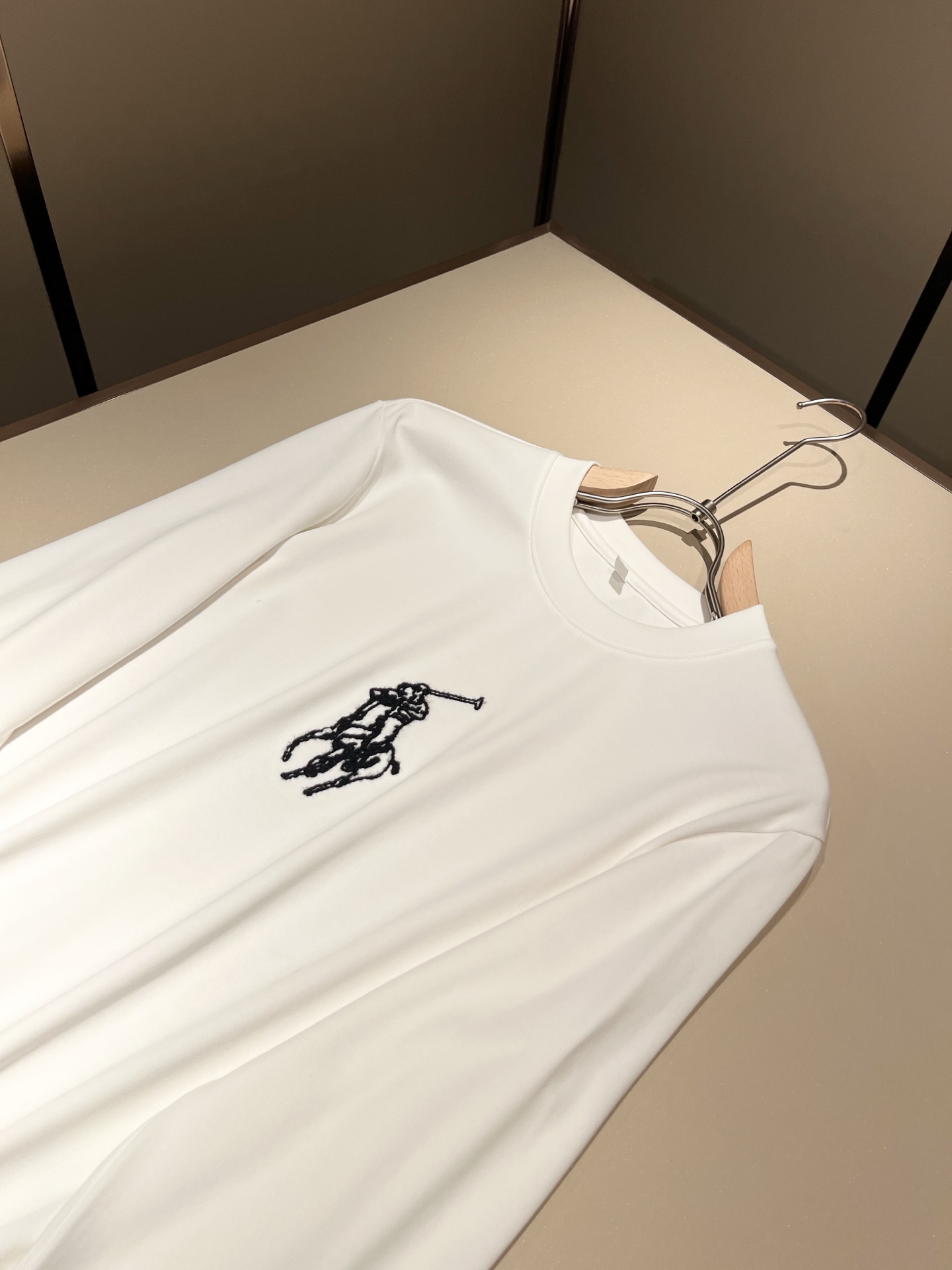 保罗POLOSPORT 2025秋冬新款男士长袖打底衫，简约纯色时尚款不乏有许多设计大咖们都对于纯色都有