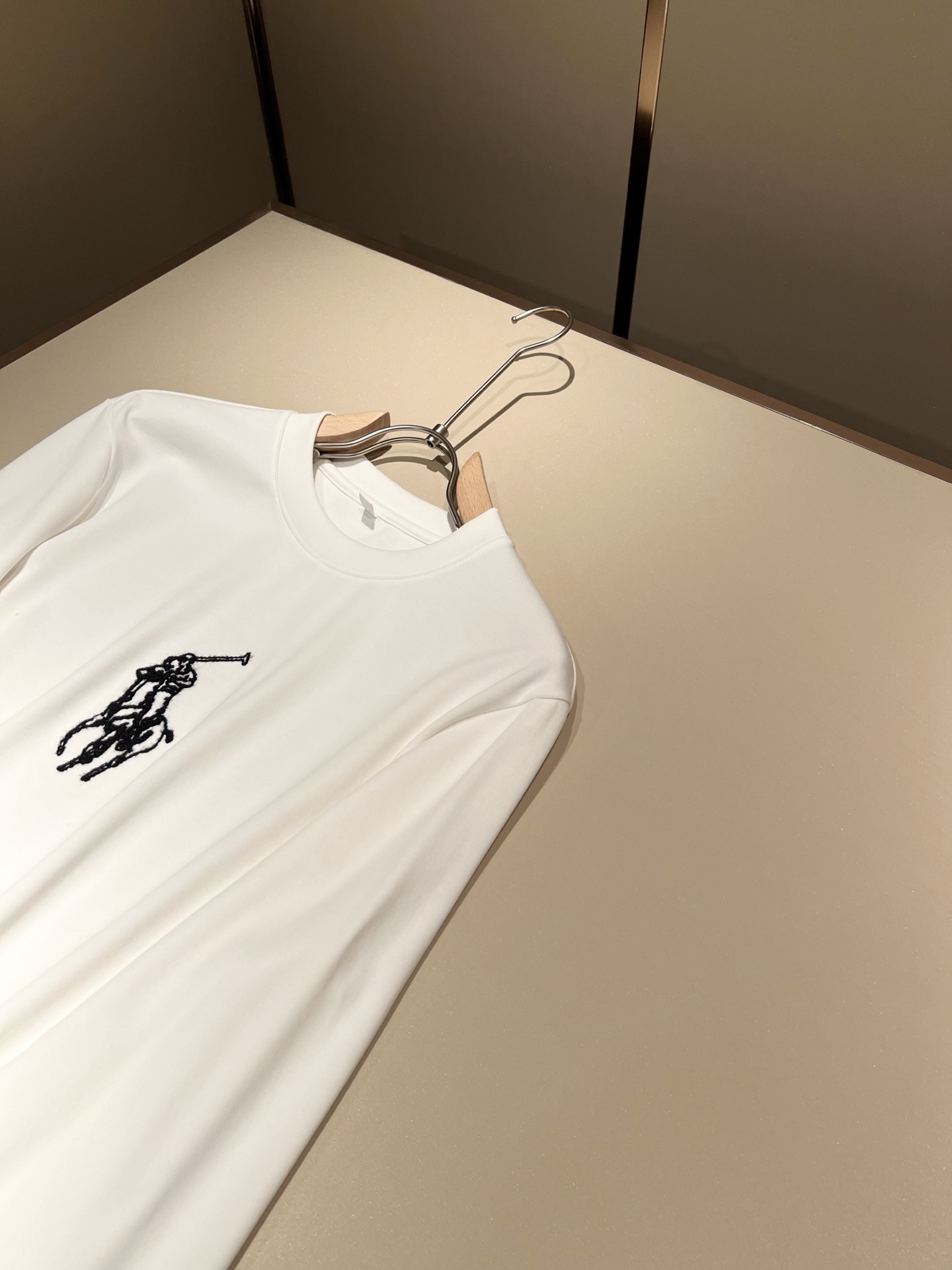 保罗POLOSPORT 2025秋冬新款男士长袖打底衫，简约纯色时尚款不乏有许多设计大咖们都对于纯色都有