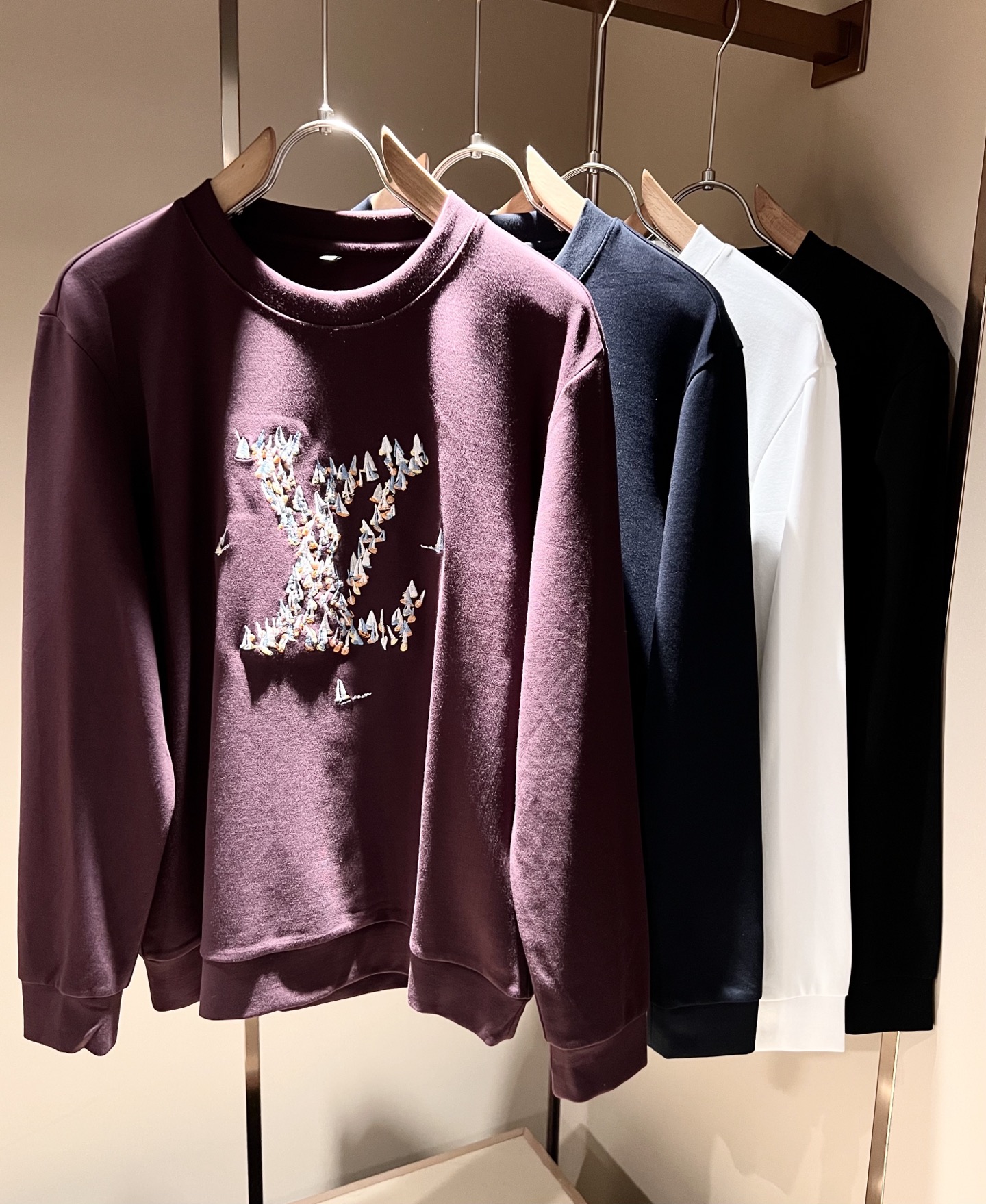 NO:608216,LouisVuitt* Louis*den 2025 new autumn and winter men's long-sleeved bottoming shirt, very fashionable and decorated with logo embroidery on the chest!  It is different from the past and declares the design concept that the brand has inherited for many years!  Its eye-catching appeal is no less than any classic style, perfectly presenting the sense of fashion, high-end and luxury to the world!  Made from carefully selected high-quality pure cotton fabrics, it feels soft, waxy, and delicate against the skin. The actual product will definitely exceed your imagination, and it will be used to the extreme!  Size M-4XL,,louis vuitton,louis vuitton,alexander wang19860909LouisVuitt*路易*登 2025秋冬新款男士长袖打底衫,非常时髦胸前logo刺绣修饰！区别于以往的不同,宣示品牌传承多年的设计理念！其吸睛度完全不亚于任何经典款式,将时髦高级感与奢华感完美呈现在世人眼前！精选优质纯棉面料,触感软糯亲肤细腻,实物到手绝对超乎你的想象,发挥到了极致！尺码M-4XL,,louis vuitton,louis vuitton,alexander wang,Men's clothing