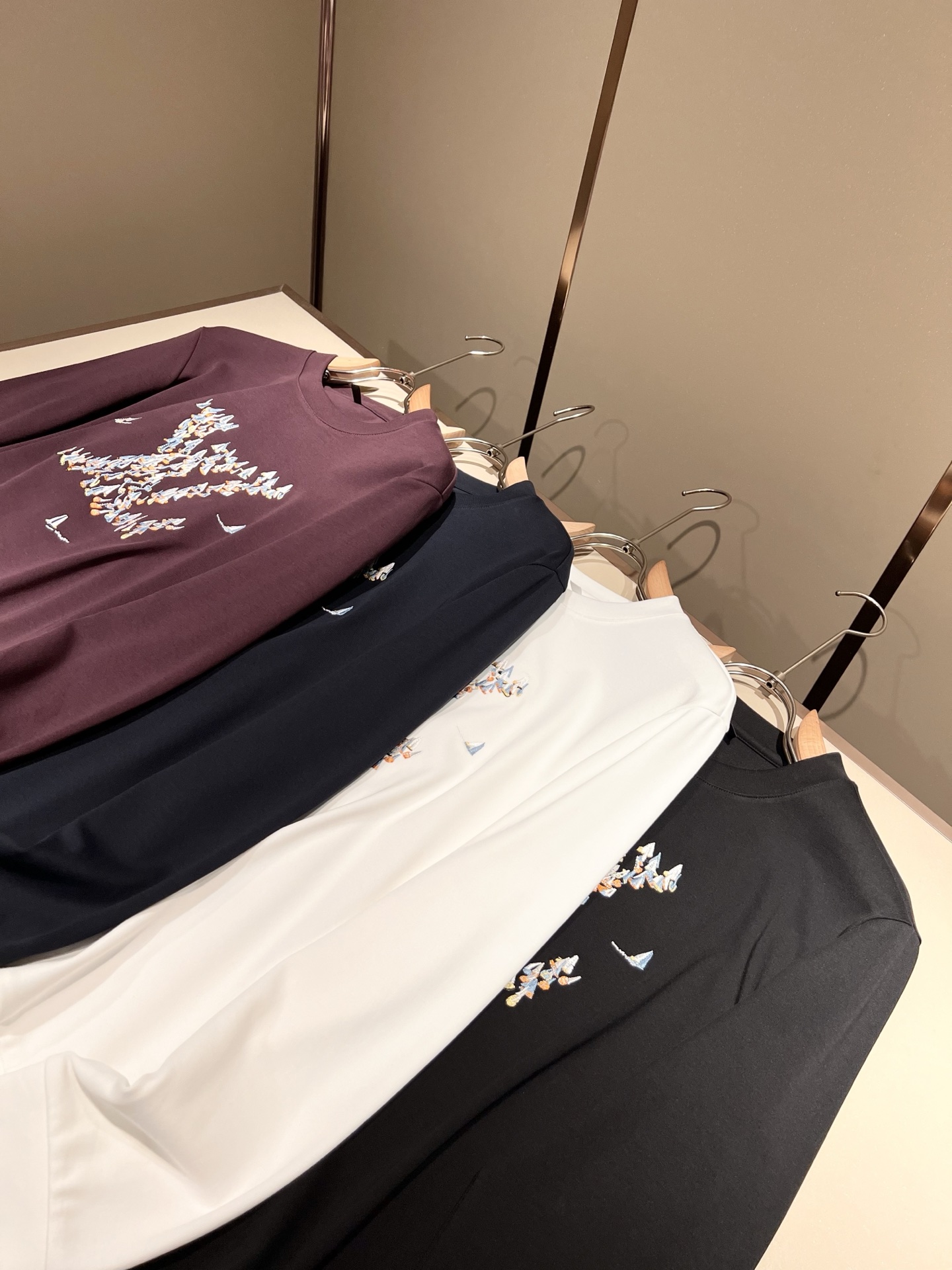 LouisVuitt*路易*登 2025秋冬新款男士长袖打底衫，非常时髦胸前logo刺绣修饰！区别于以往