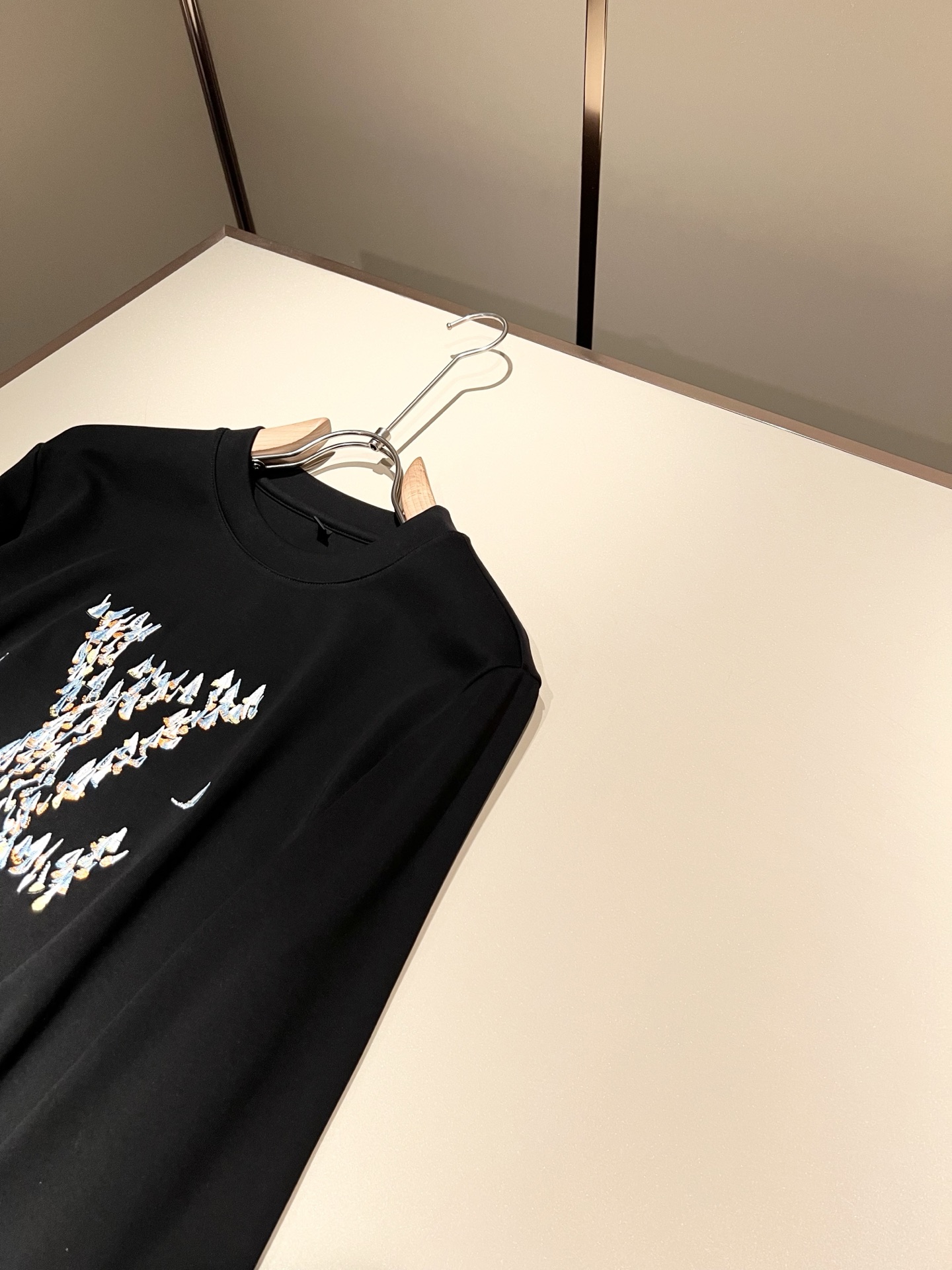 LouisVuitt*路易*登 2025秋冬新款男士长袖打底衫，非常时髦胸前logo刺绣修饰！区别于以往