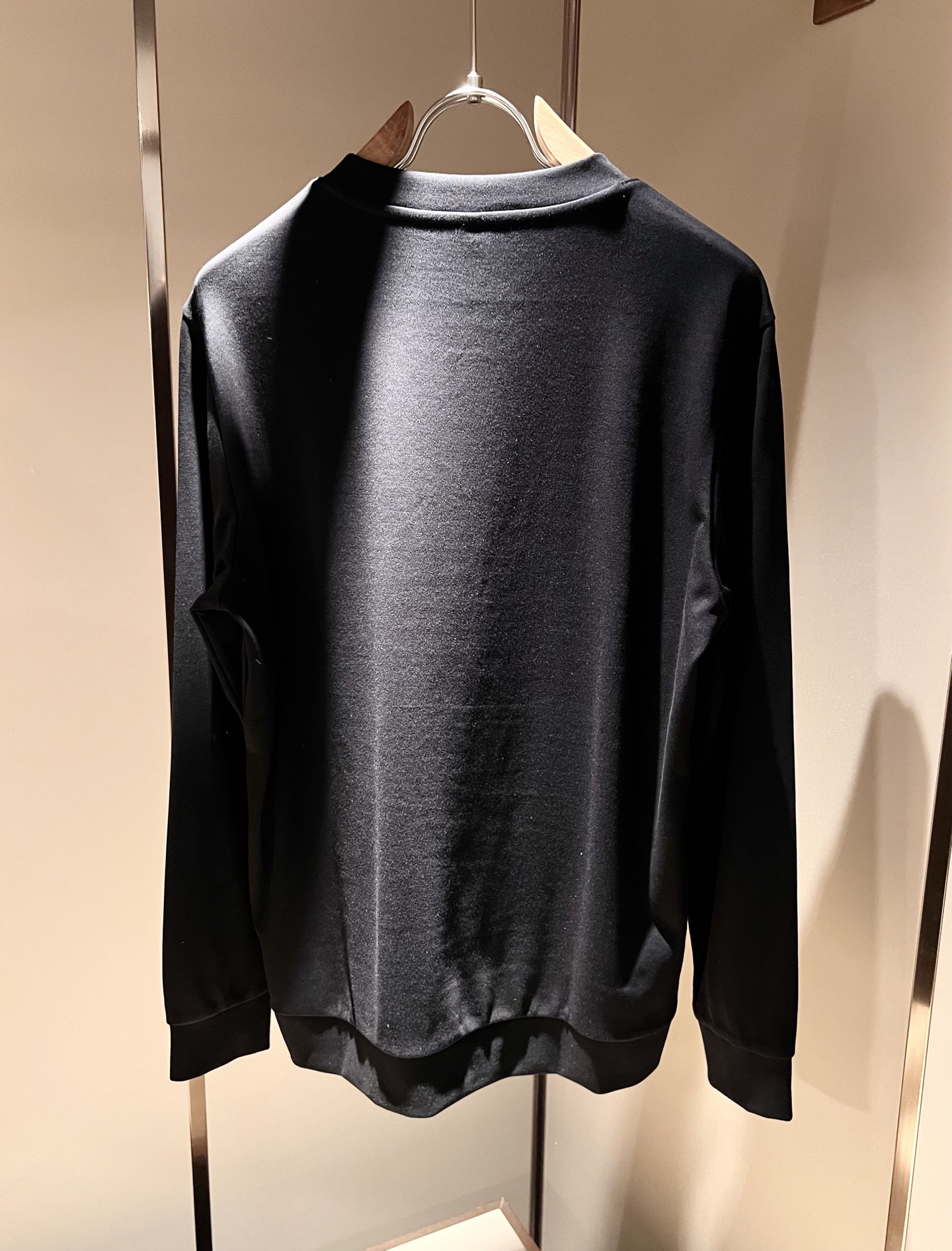 LouisVuitt*路易*登 2025秋冬新款男士长袖打底衫，非常时髦胸前logo刺绣修饰！区别于以往