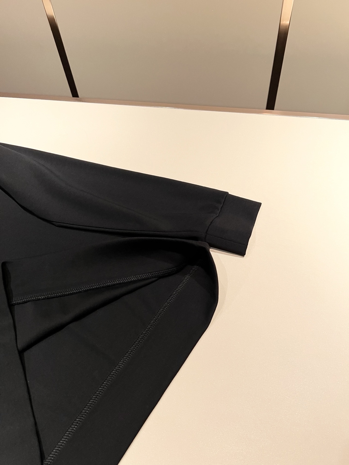 LouisVuitt*路易*登 2025秋冬新款男士长袖打底衫，非常时髦胸前logo刺绣修饰！区别于以往