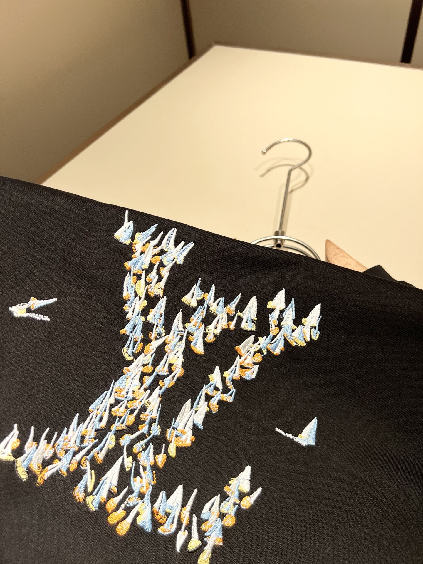 LouisVuitt*路易*登 2025秋冬新款男士长袖打底衫，非常时髦胸前logo刺绣修饰！区别于以往