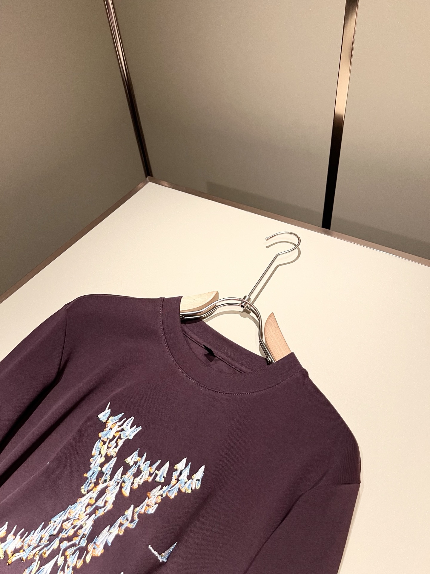 LouisVuitt*路易*登 2025秋冬新款男士长袖打底衫，非常时髦胸前logo刺绣修饰！区别于以往