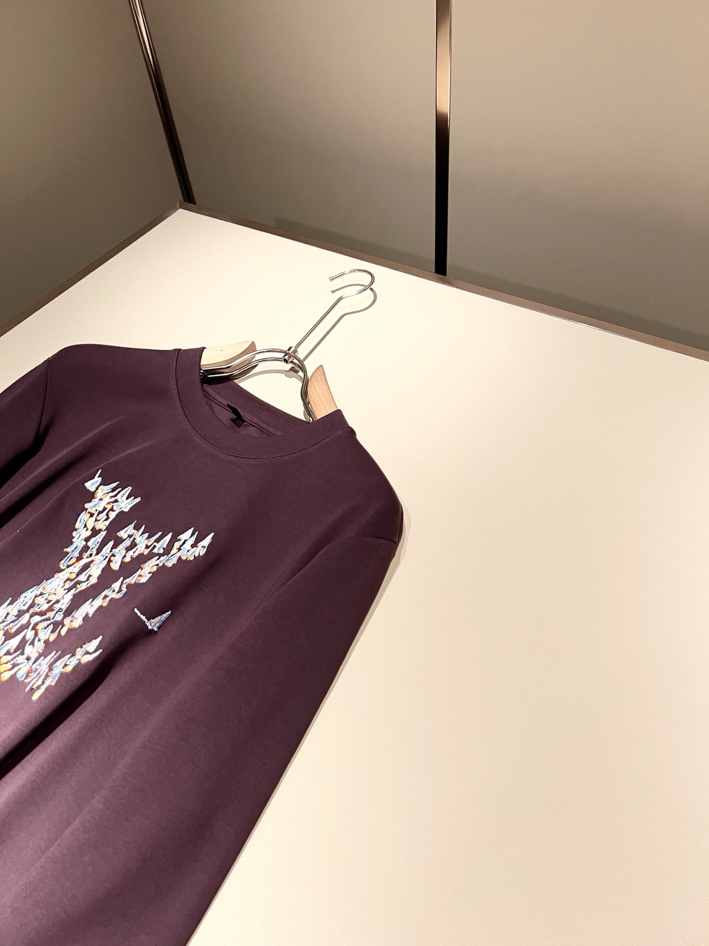 LouisVuitt*路易*登 2025秋冬新款男士长袖打底衫，非常时髦胸前logo刺绣修饰！区别于以往