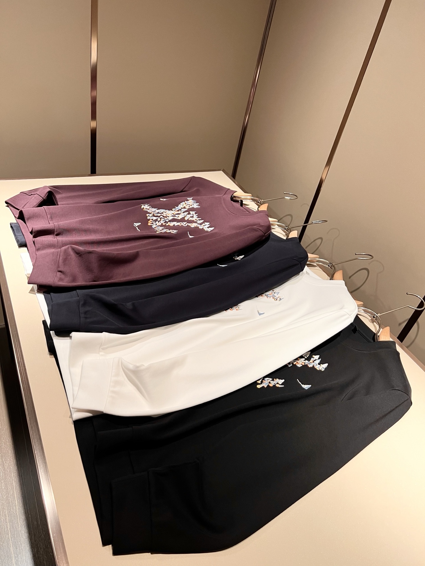 LouisVuitt*路易*登 2025秋冬新款男士长袖打底衫，非常时髦胸前logo刺绣修饰！区别于以往