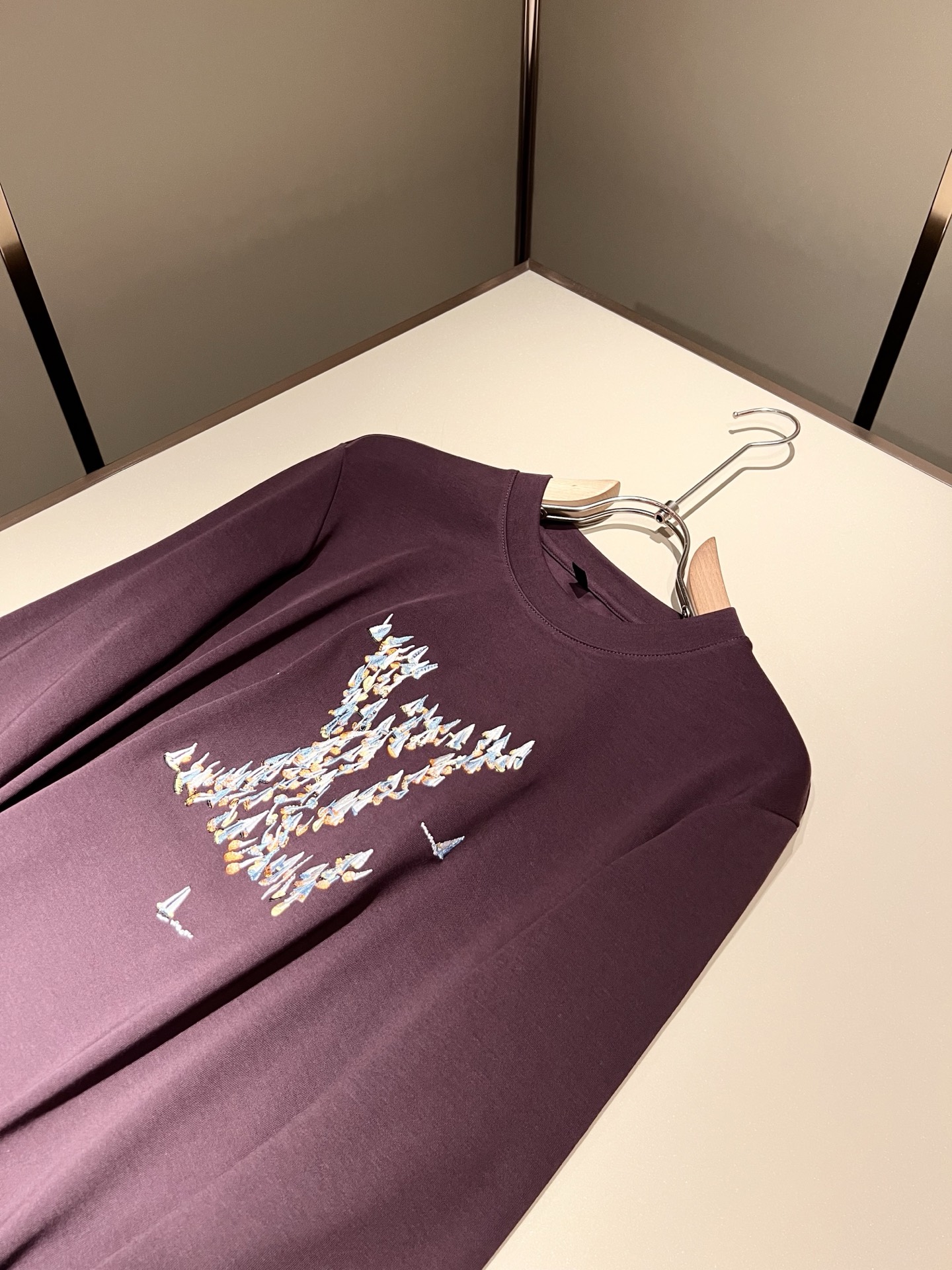 LouisVuitt*路易*登 2025秋冬新款男士长袖打底衫，非常时髦胸前logo刺绣修饰！区别于以往