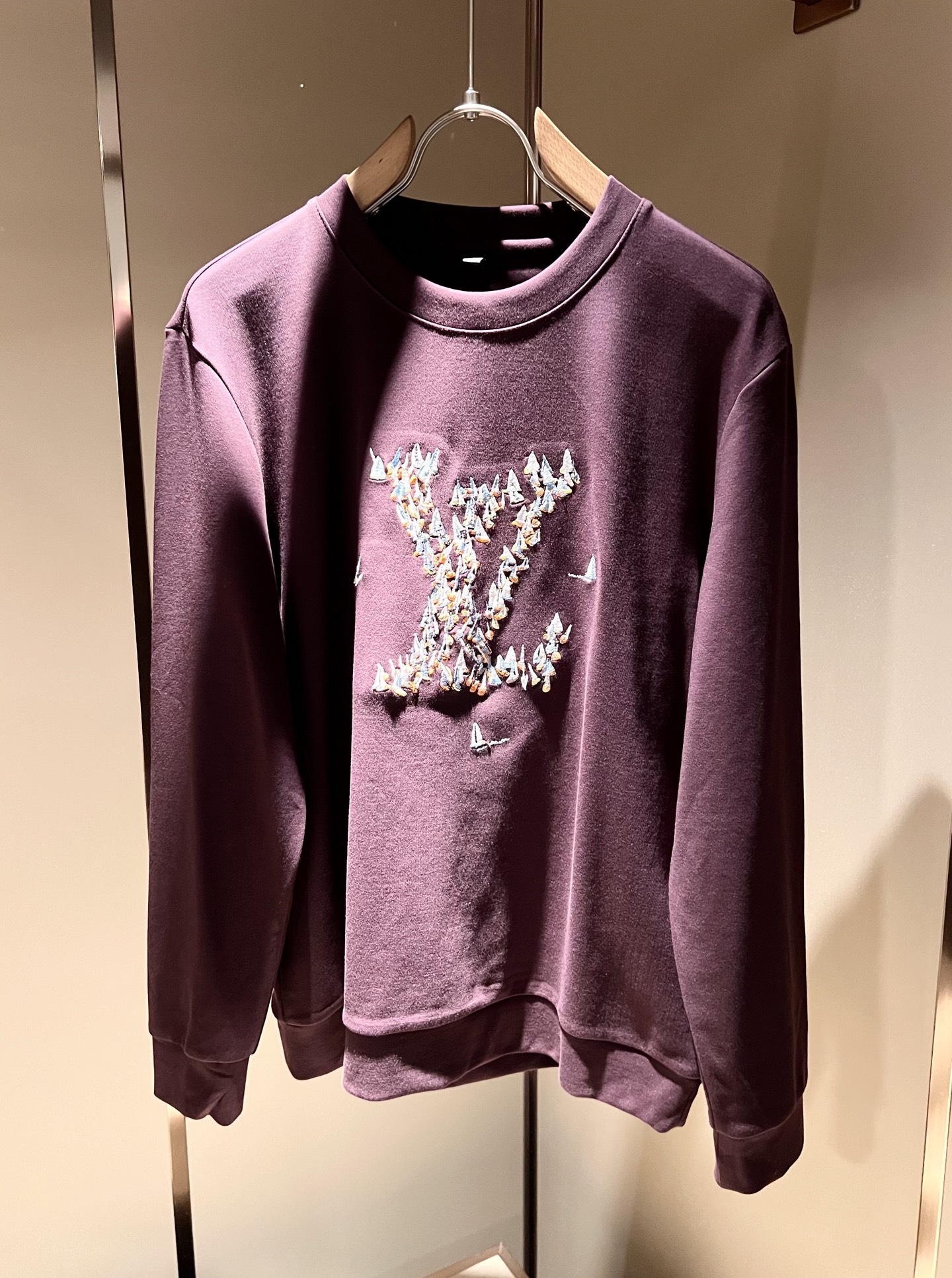 LouisVuitt*路易*登 2025秋冬新款男士长袖打底衫，非常时髦胸前logo刺绣修饰！区别于以往