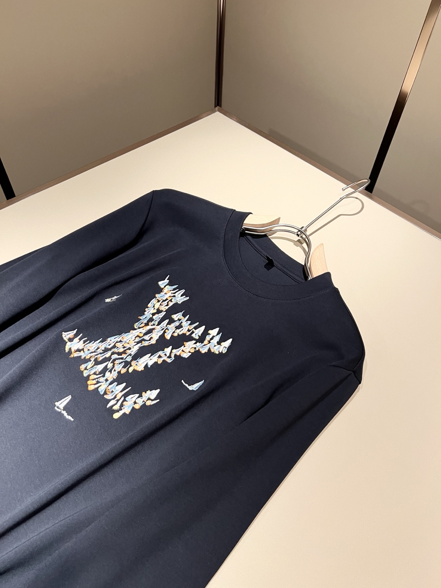 LouisVuitt*路易*登 2025秋冬新款男士长袖打底衫，非常时髦胸前logo刺绣修饰！区别于以往