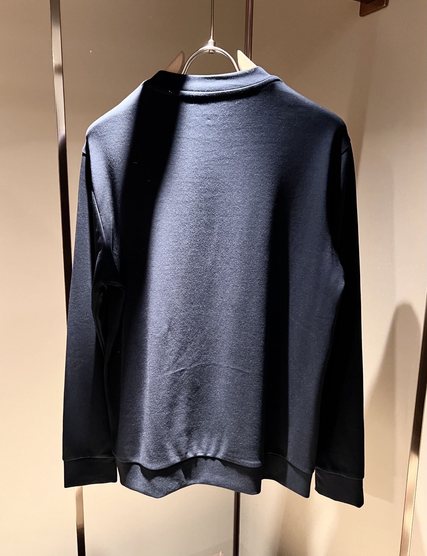 LouisVuitt*路易*登 2025秋冬新款男士长袖打底衫，非常时髦胸前logo刺绣修饰！区别于以往