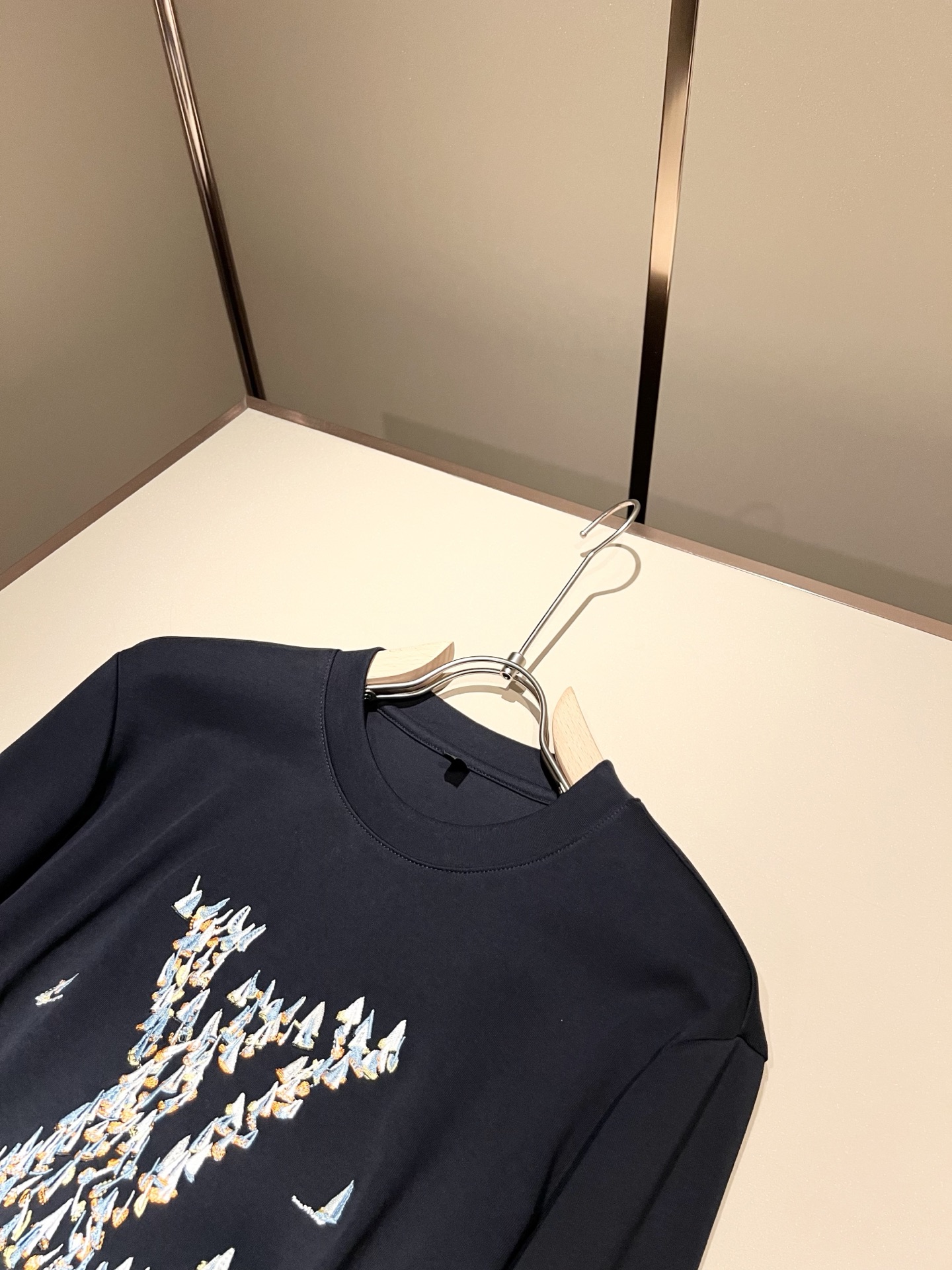 LouisVuitt*路易*登 2025秋冬新款男士长袖打底衫，非常时髦胸前logo刺绣修饰！区别于以往