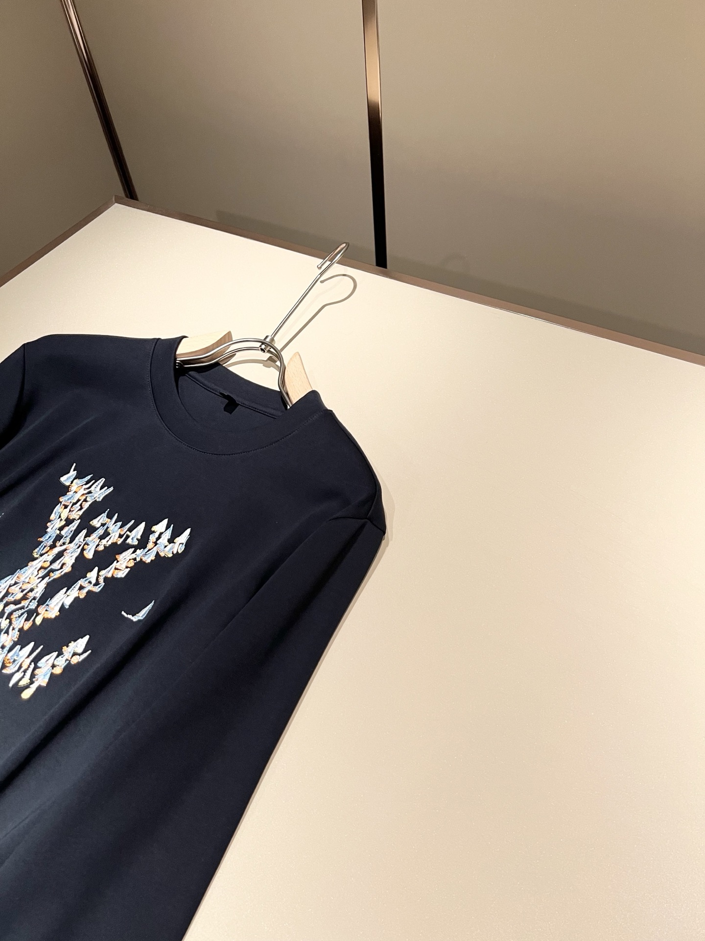 LouisVuitt*路易*登 2025秋冬新款男士长袖打底衫，非常时髦胸前logo刺绣修饰！区别于以往