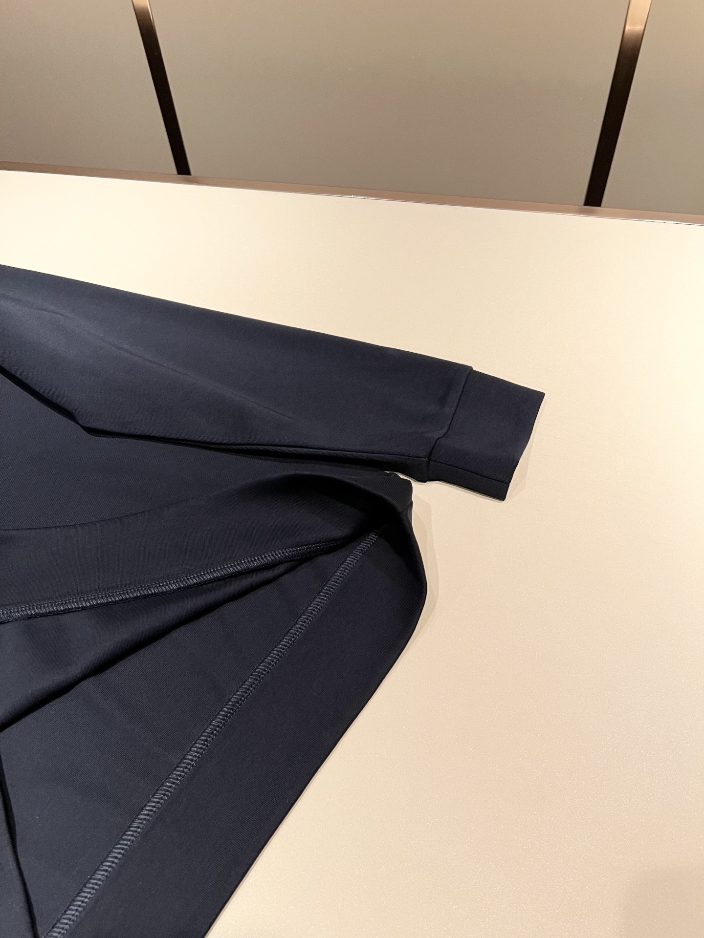 LouisVuitt*路易*登 2025秋冬新款男士长袖打底衫，非常时髦胸前logo刺绣修饰！区别于以往