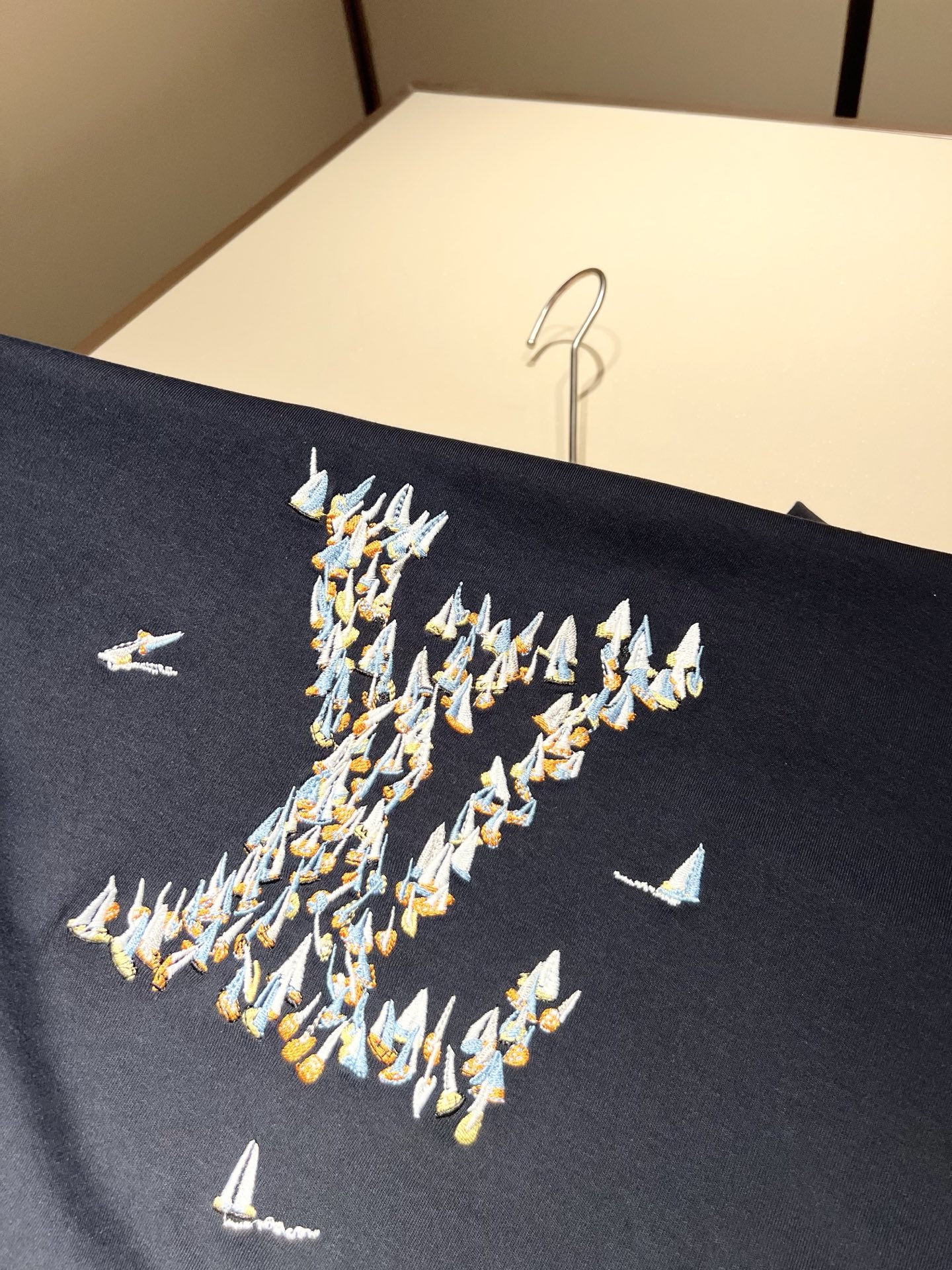 LouisVuitt*路易*登 2025秋冬新款男士长袖打底衫，非常时髦胸前logo刺绣修饰！区别于以往