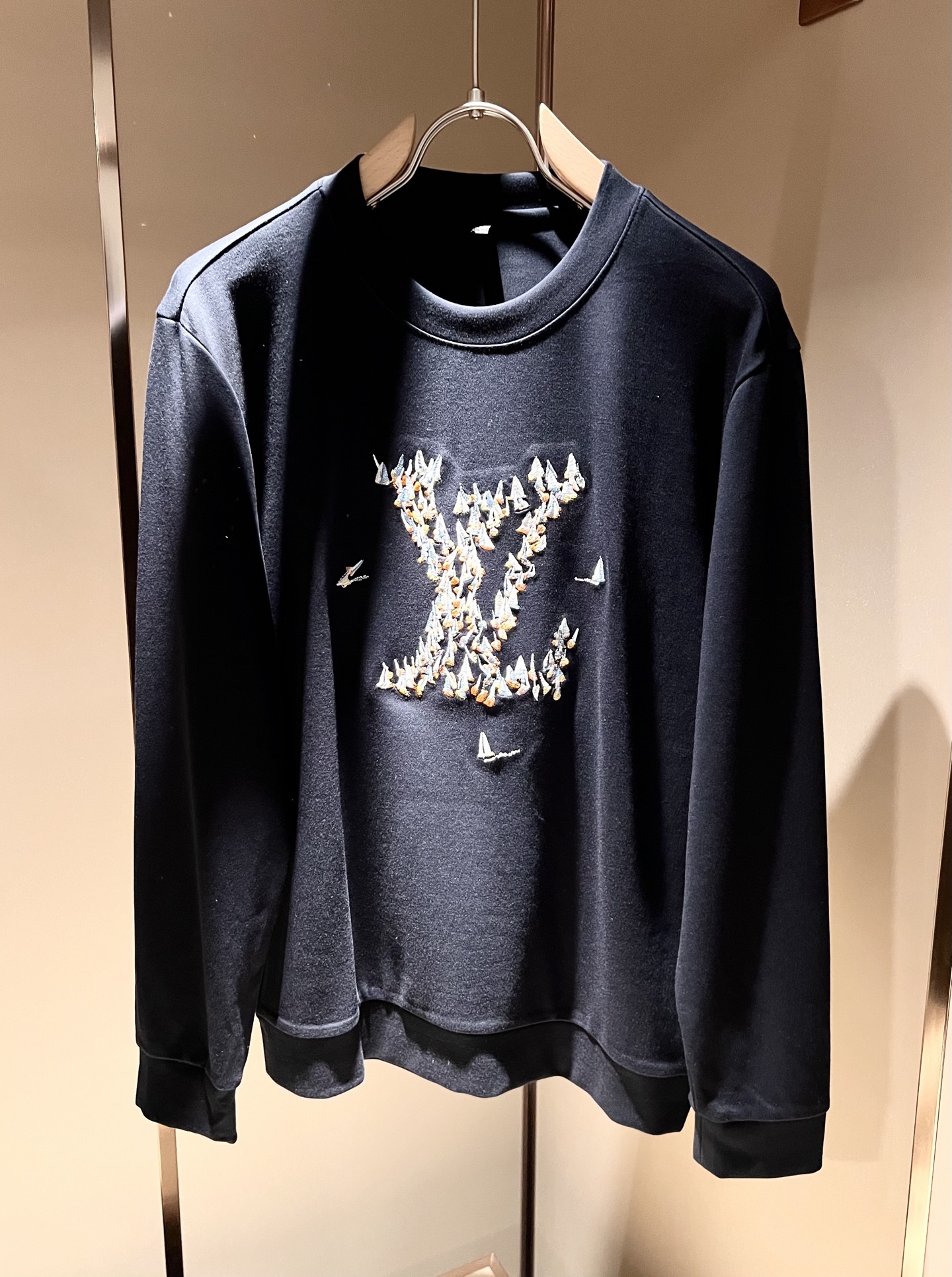 LouisVuitt*路易*登 2025秋冬新款男士长袖打底衫，非常时髦胸前logo刺绣修饰！区别于以往